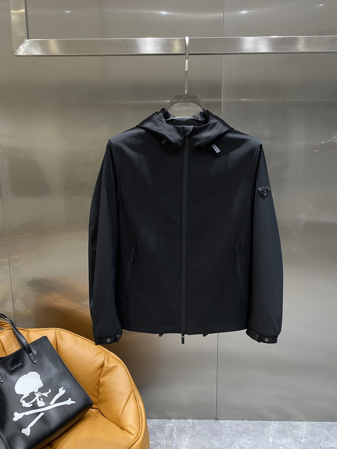 NO:519931,'Pra Family' 25ss Early Autumn [New Product] Trench coat jacket popular, autumn and winter counter new casual and fashionable jacket!  Super avant-garde design style, delicate and comfortable, very light and not easy to wrinkle. Multiple craftsmanship The overall design is quite visual, the upper body is casual and stylish, with a certain degree of clarity, absolutely recommended to be at the most cutting-edge temperament of fashion, a must-have for urban leisure. Number of codes M~3XL the next day, prada, jackets & coats, jackets & coats, alexander wang19860909《普拉家》 25ss早秋【新品】风衣夹克外套爆款 秋冬专柜新款休闲时尚夹克外套！超前卫设计风格 细腻舒适 穿着非常轻便不易起皱.多重重工艺 整体的设计颇具视觉感,上身休闲有型,有一定的挺括度,绝对走在时尚最尖端的气质感推荐,都市休闲必备.码数M~3XL隔天,,prada,jackets & coats,jackets & coats,alexander wang,Men's clothing