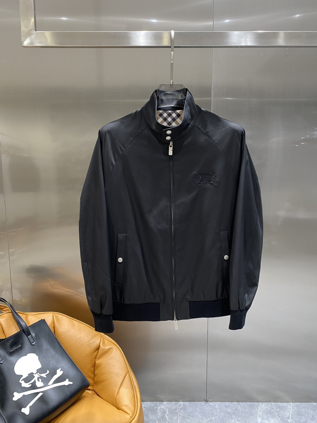 NO:519933,'Bajia' 25ss early autumn [new product] windbreaker jacket jacket hits new casual and fashionable jacket for autumn and winter counter!  Super avant-garde design style, delicate and comfortable, very light and not easy to wrinkle. Multiple craftsmanship The overall design is quite visual, the upper body is casual and stylish, with a certain degree of clarity, absolutely recommended to be at the most cutting-edge fashion temperament, a must-have for urban casualness. Number of codes M~3XL the next day, burberry, jackets & coats, jackets & coats, alexander wang19860909《巴家》 25ss早秋【新品】风衣夹克外套爆款 秋冬专柜新款休闲时尚夹克外套！超前卫设计风格 细腻舒适 穿着非常轻便不易起皱.多重重工艺 整体的设计颇具视觉感,上身休闲有型,有一定的挺括度,绝对走在时尚最尖端的气质感推荐,都市休闲必备.码数M~3XL隔天,,burberry,jackets & coats,jackets & coats,alexander wang,Men's clothing