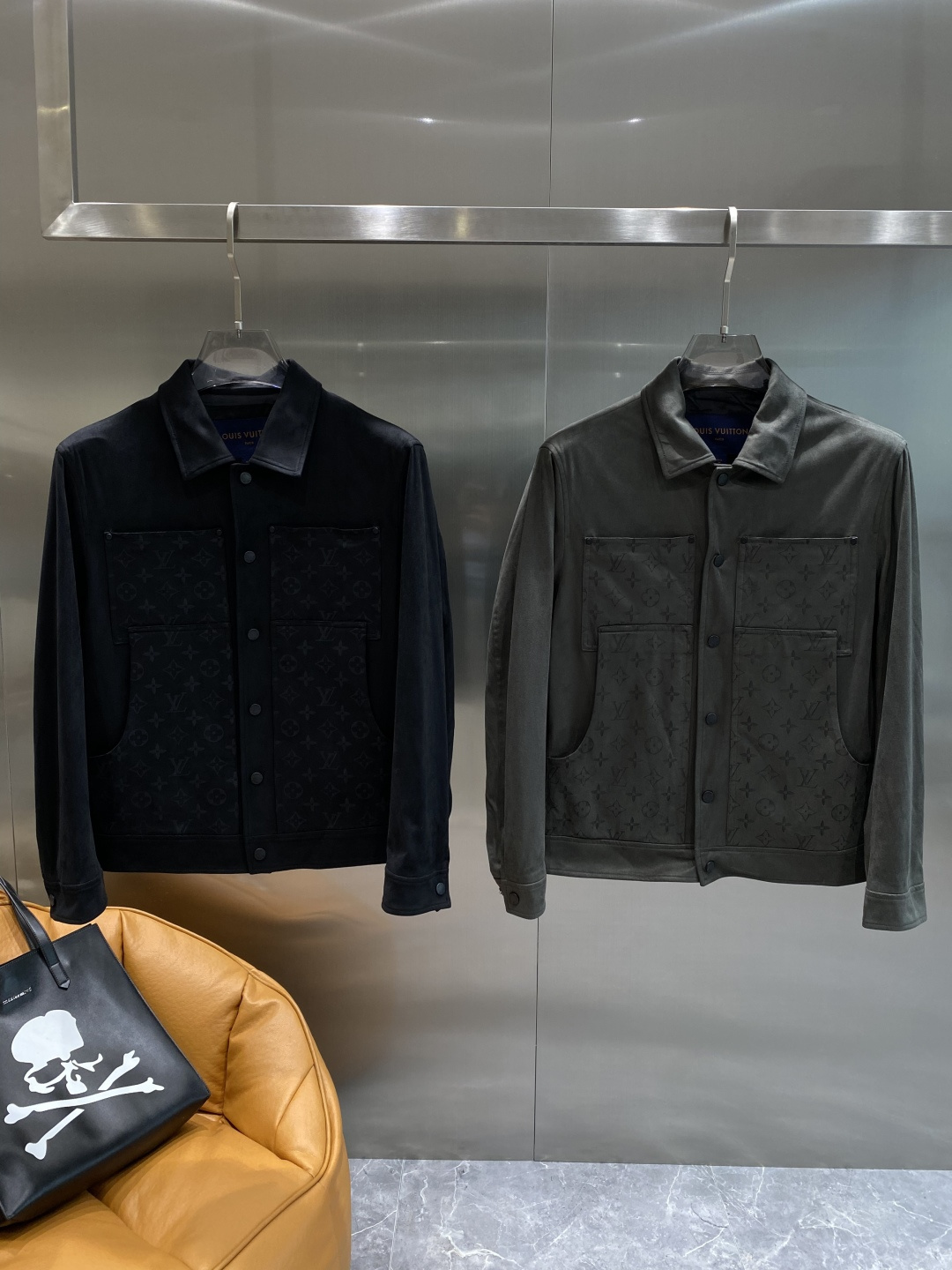 NO:519940,'Donkey Family' 2025 autumn and winter new style deerskin velvet jacket!  This year's new counter products, cool and handsome men's fashion and urban style, with customized fabrics, which are not comparable to ordinary fabrics. Very charming design, very detailed, and it is very difficult to make such a textured fabric. It is a very technical one. Details determine the high-end. The minimalist design elements of the season, a must-have item for trendy men, and a perfect version. Highly recommended!  Code number M-XXXL the next day, louis vuitton,louis vuitton,jackets & coats,jackets & coats,alexander wang19860909《驴家》 2025秋冬新款 鹿皮绒夹克外套！今年的专柜新品,男士帅酷爆款 时尚都市百搭款,特供定制面料,不是一般面料所能对比的产品.非常极具魅力的设计,细节非常到位,这么有质感面料做出来非常有难度,要非常讲究技术的一款,细节决定高端.极简当季的设计元素,潮男必备单品,完美版型,强烈推荐！ 码数M-XXXL隔天,,louis vuitton,louis vuitton,jackets & coats,jackets & coats,alexander wang,Men's clothing