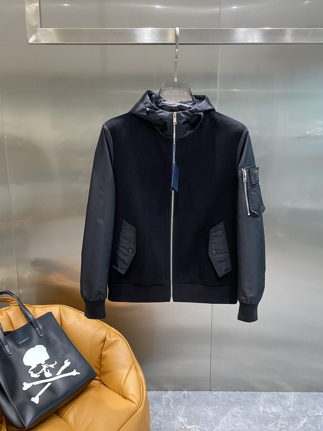 NO:519939,'Pujia' Prada 25ss latest product Jacket jacket, handsome and stylish design!  A versatile must-have item, a fashionable and fashionable brand, easily creates a cool and handsome atmosphere, full of high-end feel, and is particularly eye-catching in the low-key and fashionable contrasting design. The loose style is versatile and can be controlled by any figure!  Original custom imported memory silk fabric is light and breathable!  A full set of mold opening hardware accessories. The workmanship quality depends on the details!  Size M-3XL The next day, prada, prada, jackets & coats, jackets & coats, alexander wang19860909《普家》 普拉达 25ss最新品 夹克外套,设计帅气有型！百搭必备单品,时尚潮牌, 轻松营造酷帅氛围感 ,高级感满满,在低调又时髦撞色设计特别吸睛,宽松版型百搭人,任何身材都能驾驭！原版定制进口记忆丝面料质感轻盈透气！全套开模五金配件.做工品质看细节！ 尺码M-3XL 隔天,,prada,prada,jackets & coats,jackets & coats,alexander wang,Men's clothing