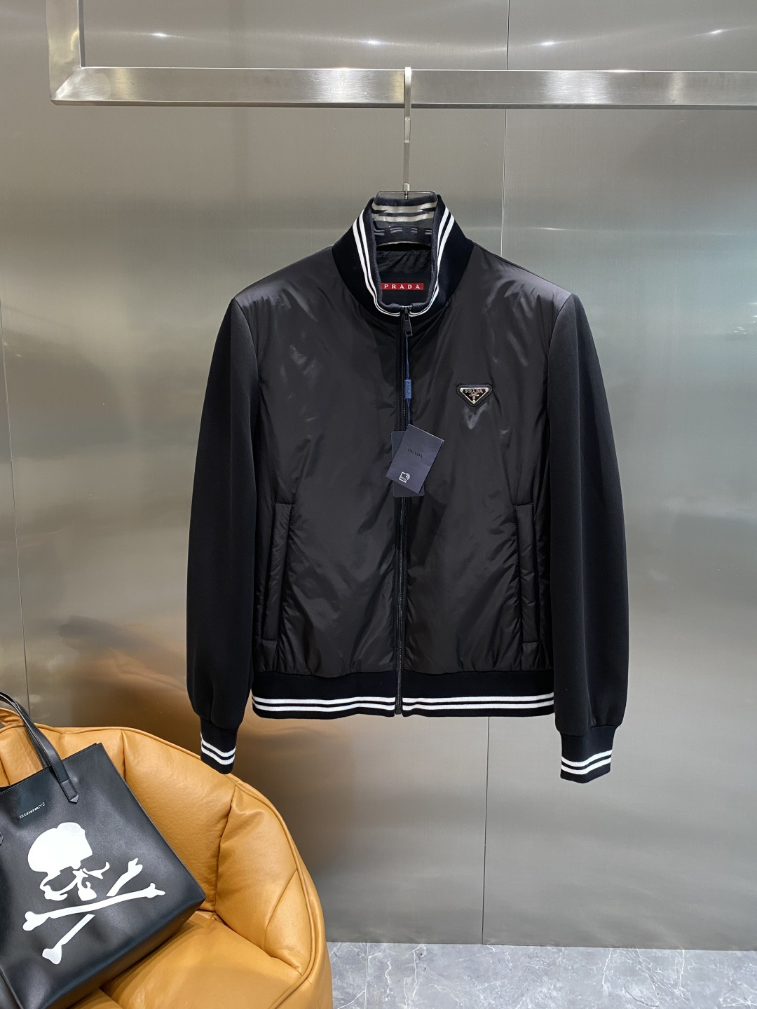 NO:521165,'Pujia' Prada 25ss latest product Jacket jacket, handsome and stylish design!  A versatile must-have item, a fashionable and fashionable brand, easily creates a cool and handsome atmosphere, full of high-end feel, and is particularly eye-catching in the low-key and fashionable contrasting design. The loose style is versatile and can be controlled by any figure!  Original custom imported memory silk fabric is light and breathable!  A full set of mold opening hardware accessories. The workmanship quality depends on the details!  Size M-3XL The next day, prada, prada, jackets & coats, jackets & coats, alexander wang19860909《普家》 普拉达 25ss最新品 夹克外套,设计帅气有型！百搭必备单品,时尚潮牌, 轻松营造酷帅氛围感 ,高级感满满,在低调又时髦撞色设计特别吸睛,宽松版型百搭人,任何身材都能驾驭！原版定制进口记忆丝面料质感轻盈透气！全套开模五金配件.做工品质看细节！ 尺码M-3XL 隔天,,prada,prada,jackets & coats,jackets & coats,alexander wang,Men's clothing