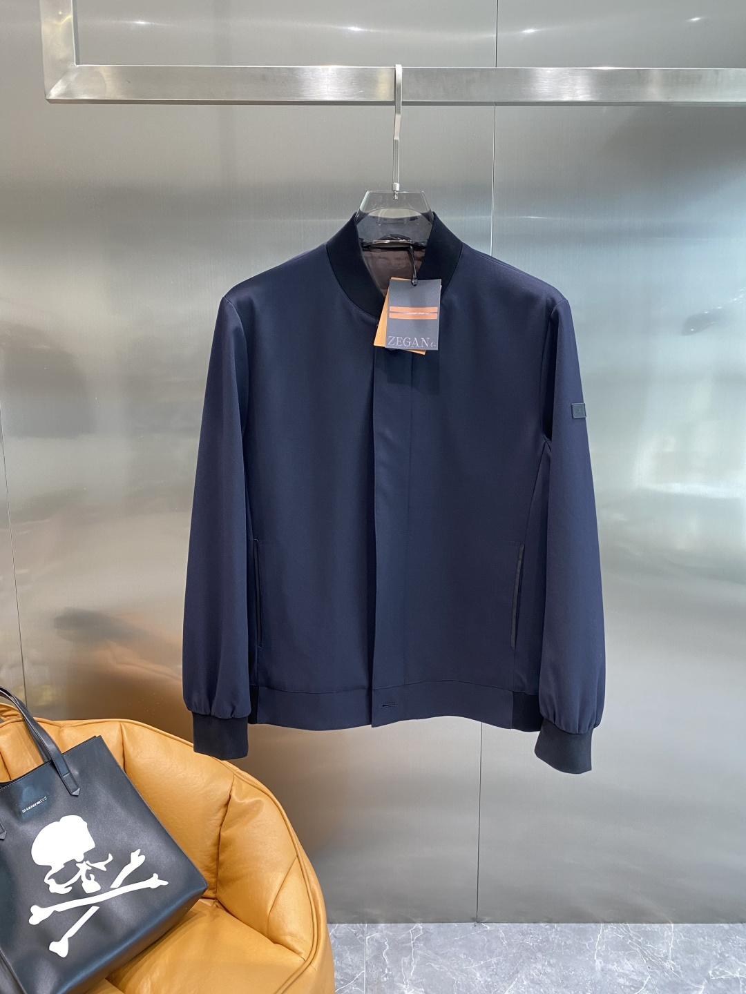 NO:519935,'Jenni's Home' 25ss Early Autumn [New Product] Trench coat jacket popular, new casual and fashionable jacket for autumn and winter counter!  Super avant-garde design style, delicate and comfortable, very light and not easy to wrinkle. Multiple craftsmanship The overall design is quite visual, the upper body is casual and stylish, with a certain degree of clarity, absolutely recommended to be at the most cutting-edge fashion temperament, a must-have for urban leisure. Number of codes M~3XL the next day, zegna, jackets & coats, jackets & coats, alexander wang19860909《杰尼家》 25ss早秋【新品】风衣夹克外套爆款 秋冬专柜新款休闲时尚夹克外套！超前卫设计风格 细腻舒适 穿着非常轻便不易起皱.多重重工艺 整体的设计颇具视觉感,上身休闲有型,有一定的挺括度,绝对走在时尚最尖端的气质感推荐,都市休闲必备.码数M~3XL隔天,,zegna,jackets & coats,jackets & coats,alexander wang,Men's clothing