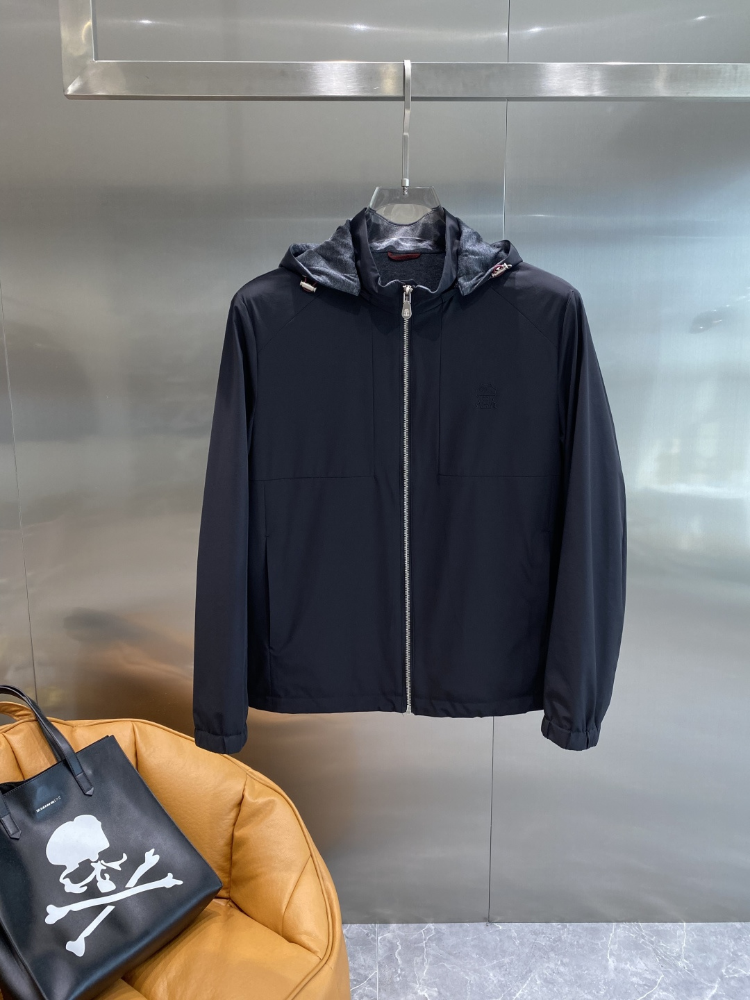 NO:519937,'Blue Family' 25ss early autumn jacket jacket hits the new casual and fashionable jacket for autumn and winter counter!  Super avant-garde design style, delicate and comfortable, very light and not easy to wrinkle. Multiple craftsmanship The overall design is quite visual, the upper body is casual and stylish, with a certain degree of clarity, absolutely recommended to be at the most cutting-edge fashion temperament, a must-have for urban casualness. Number of codes M~3XL the next day,, jackets & coats, jackets & coats, alexander wang19860909《布鲁家》 25ss早秋夹克外套爆款 秋冬专柜新款休闲时尚夹克外套！超前卫设计风格 细腻舒适 穿着非常轻便不易起皱.多重重工艺 整体的设计颇具视觉感,上身休闲有型,有一定的挺括度,绝对走在时尚最尖端的气质感推荐,都市休闲必备.码数M~3XL隔天,,jackets & coats,jackets & coats,alexander wang,Men's clothing