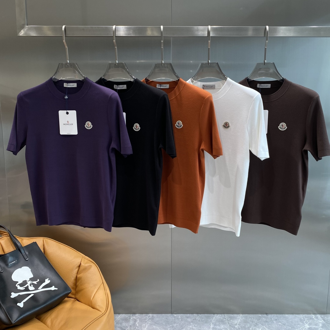 NO:599878,'Mengjia' 2025 new autumn and winter men's knitted short-sleeves!  High-end trendy items, fashionable items sought after by celebrities!  A must-have item for every major star and internet celebrity. High-end custom-made mercerized cotton Yilite fabric, which feels delicate and soft, and the upper body is crisp and stylish. The brand logo design on the chest easily enhances the sense of fashion. The workmanship is extremely sophisticated and rigorous, and the wiring is neat and meticulous. It is a masterpiece of a famous designer!  Let you perfectly combine fashion, leisure and trend. Sizes S-3XL next day, T-shirt, alexander wang19860909《蒙家》 2025 秋冬新款男士针织短袖！高端潮物,众星追捧时尚款！各大明星网红人手一件的出街单品.高级定制丝光棉伊力特面料,手感细腻柔软,上身挺括有型.胸前品牌logo设计,轻松将时髦感进阶,做工极为考究严谨,走线工整细致,大牌设计师巨作！让您时尚休闲与潮流完美结合.尺码S-3XL隔天,,T-shirt,alexander wang,Men's clothing