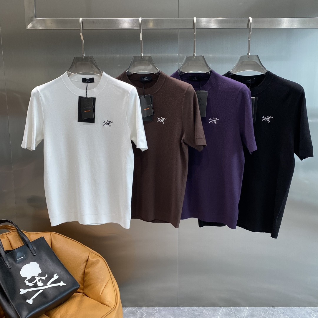 NO:599870,'Bird House' 2025 new autumn and winter men's knitted short-sleeves!  High-end trendy items, fashionable items sought after by celebrities!  A must-have item for every major star and internet celebrity. High-end custom-made mercerized cotton Yilite fabric, which feels delicate and soft, and the upper body is crisp and stylish. The brand logo design on the chest easily enhances the sense of fashion. The workmanship is extremely sophisticated and rigorous, and the wiring is neat and meticulous. It is a masterpiece of a famous designer!  Let you perfectly combine fashion, leisure and trend. Sizes S-3XL next day, jil sander, T-shirt, alexander wang19860909《鸟家》 2025 秋冬新款男士针织短袖！高端潮物,众星追捧时尚款！各大明星网红人手一件的出街单品.高级定制丝光棉伊力特面料,手感细腻柔软,上身挺括有型.胸前品牌logo设计,轻松将时髦感进阶,做工极为考究严谨,走线工整细致,大牌设计师巨作！让您时尚休闲与潮流完美结合.尺码S-3XL隔天,,jil sander,T-shirt,alexander wang,Men's clothing