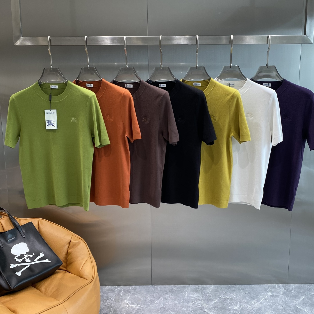 NO:599872,'Bajia' 2025 new autumn and winter men's knitted short-sleeves!  High-end trendy items, fashionable items sought after by celebrities!  A must-have item for every major star and internet celebrity. High-end custom-made mercerized cotton Yilite fabric, which feels delicate and soft, and the upper body is crisp and stylish. The brand logo design on the chest easily enhances the sense of fashion. The workmanship is extremely sophisticated and rigorous, and the wiring is neat and meticulous. It is a masterpiece of a famous designer!  Let you perfectly combine fashion, leisure and trend. Sizes S-3XL next day, burberry, T-shirt, alexander wang19860909《巴家》 2025 秋冬新款男士针织短袖！高端潮物,众星追捧时尚款！各大明星网红人手一件的出街单品.高级定制丝光棉伊力特面料,手感细腻柔软,上身挺括有型.胸前品牌logo设计,轻松将时髦感进阶,做工极为考究严谨,走线工整细致,大牌设计师巨作！让您时尚休闲与潮流完美结合.尺码S-3XL隔天,,burberry,T-shirt,alexander wang,Men's clothing