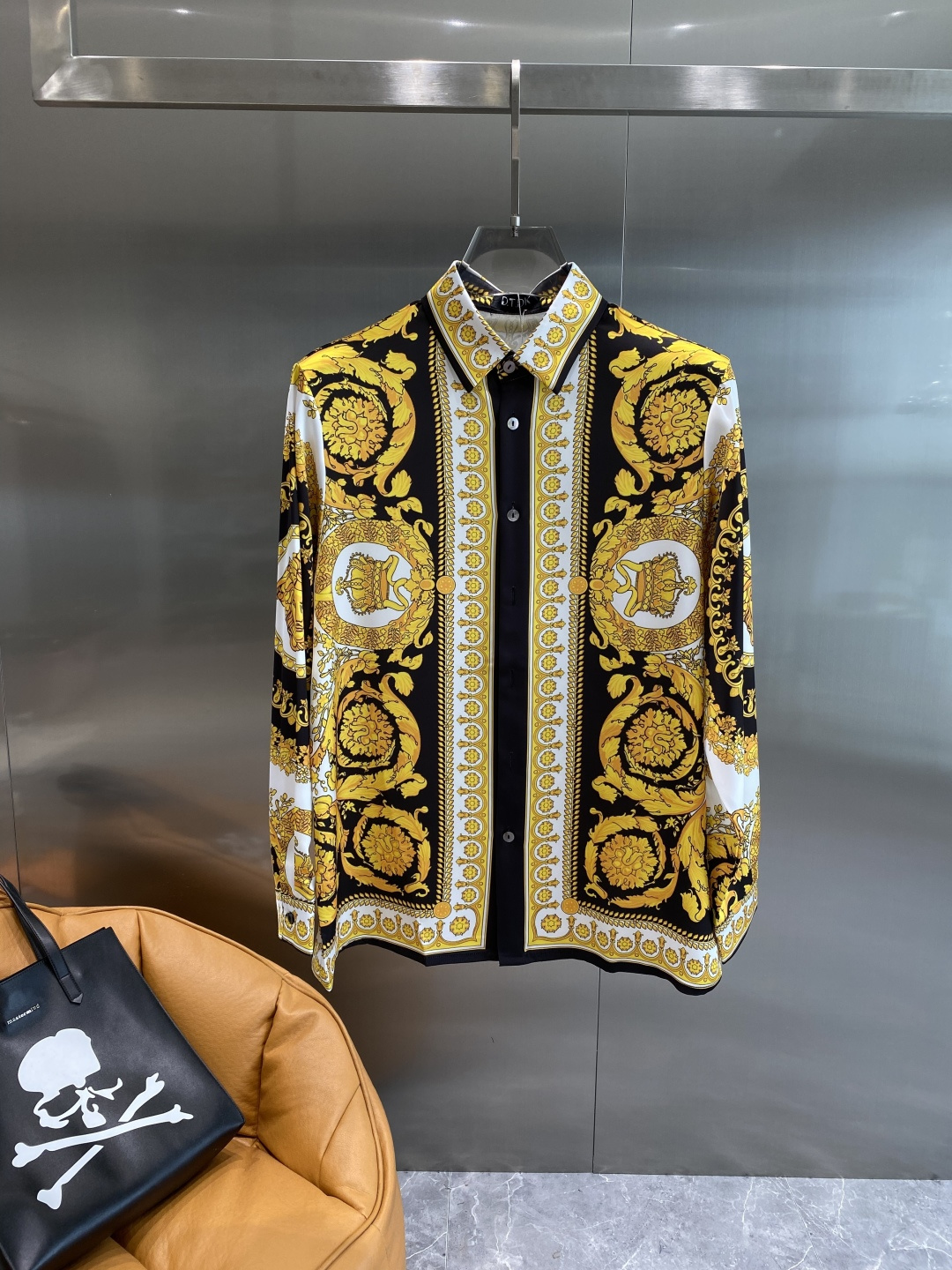 NO:524627,'Fan Family' is a major recommendation for autumn and winter 2025!  High-end ready-to-wear classic lapel shirt!  The LOGO design on the chest makes you feel unique and handsome. It uses imported top-quality fabrics. It is gentle and comfortable texture only by buying it. It creates a fashion taste. All details look very exquisite. Visually high-end and atmospheric, high-quality, and good style, and wears a unique lifestyle. Fashionable and simple. Good products with impeccable quality!  This fashion that highlights the charm of men is never out of date and is definitely worth buying!  The number of large numbers of large numbers M-XXXL the next day,,shirts,alexander wang19860909《范家》 2025秋冬重磅推荐！高级成衣 十足腔调经典翻领衬衫！胸前品牌LOGO设计 让你感受与众不同的帅气 采用进口顶级面料 轻柔舒适质感只有入手才知道 做出时装味道 所有细节都显得非常的精致 视觉上高端大气,高品质,好版型,穿出一种独特的生活方式 时尚简约 品质无可挑剔的好货 ！这款更加彰显男性魅力的时装 永不过时 绝对值得入手！阔版码数偏大M- XXXL隔天,,shirts,alexander wang,Men's clothing