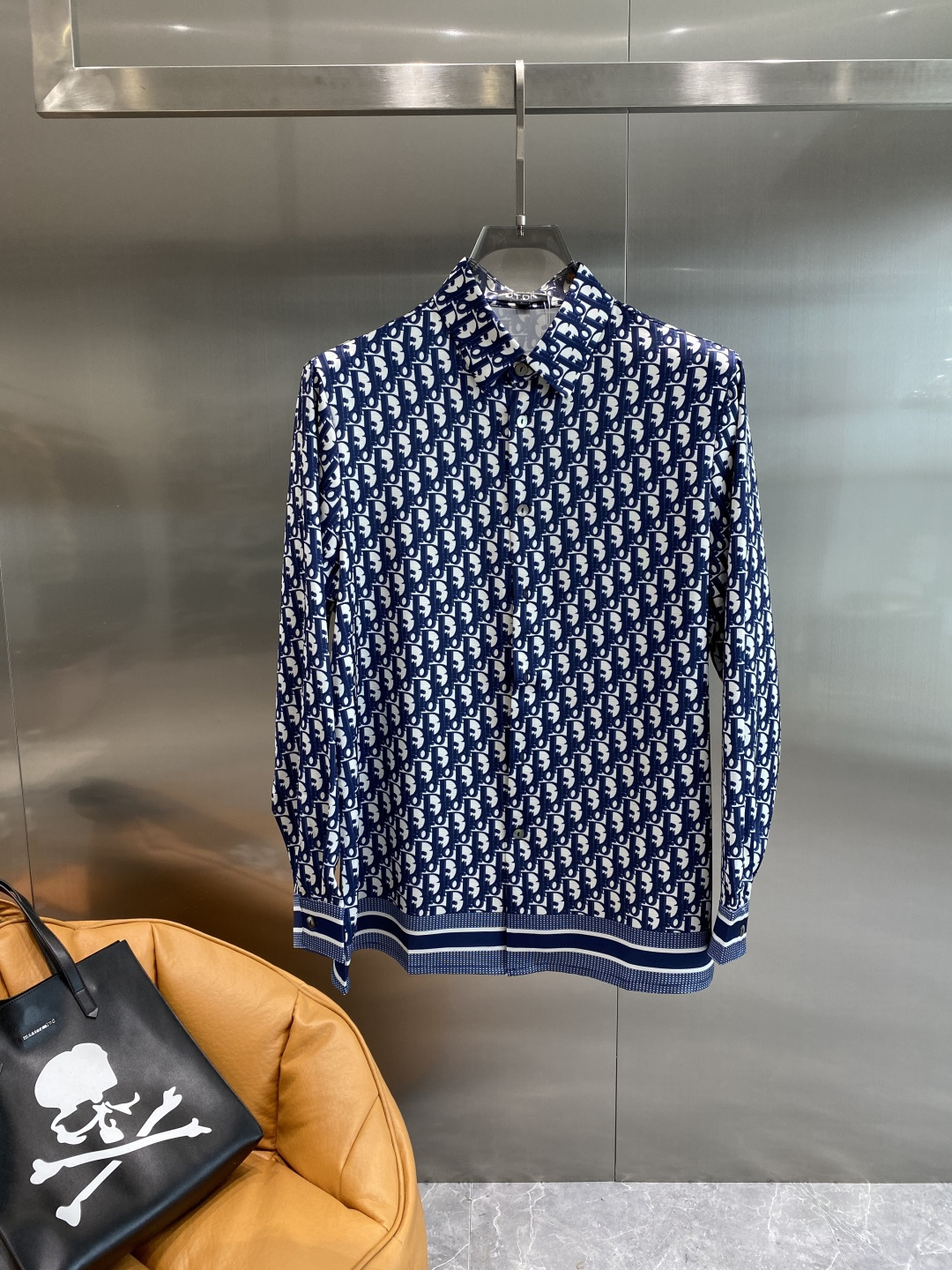 NO:524630,'Dijia' is a major recommendation for autumn and winter 2025!  High-end ready-to-wear classic lapel shirt!  The LOGO design on the chest makes you feel unique and handsome. It uses imported top-quality fabrics. It is gentle and comfortable texture only by buying it. It creates a fashion taste. All details look very exquisite. Visually high-end and atmospheric, high-quality, and good style, and wears a unique lifestyle. Fashionable and simple. Good products with impeccable quality!  This fashion that highlights the charm of men is never out of date and is definitely worth buying!  The number of large numbers of large numbers M-XXXL the next day, dior,shirts,alexander wang19860909《迪家》 2025秋冬重磅推荐！高级成衣 十足腔调经典翻领衬衫！胸前品牌LOGO设计 让你感受与众不同的帅气 采用进口顶级面料 轻柔舒适质感只有入手才知道 做出时装味道 所有细节都显得非常的精致 视觉上高端大气,高品质,好版型,穿出一种独特的生活方式 时尚简约 品质无可挑剔的好货 ！这款更加彰显男性魅力的时装 永不过时 绝对值得入手！阔版码数偏大M- XXXL隔天,,dior,shirts,alexander wang,Men's clothing