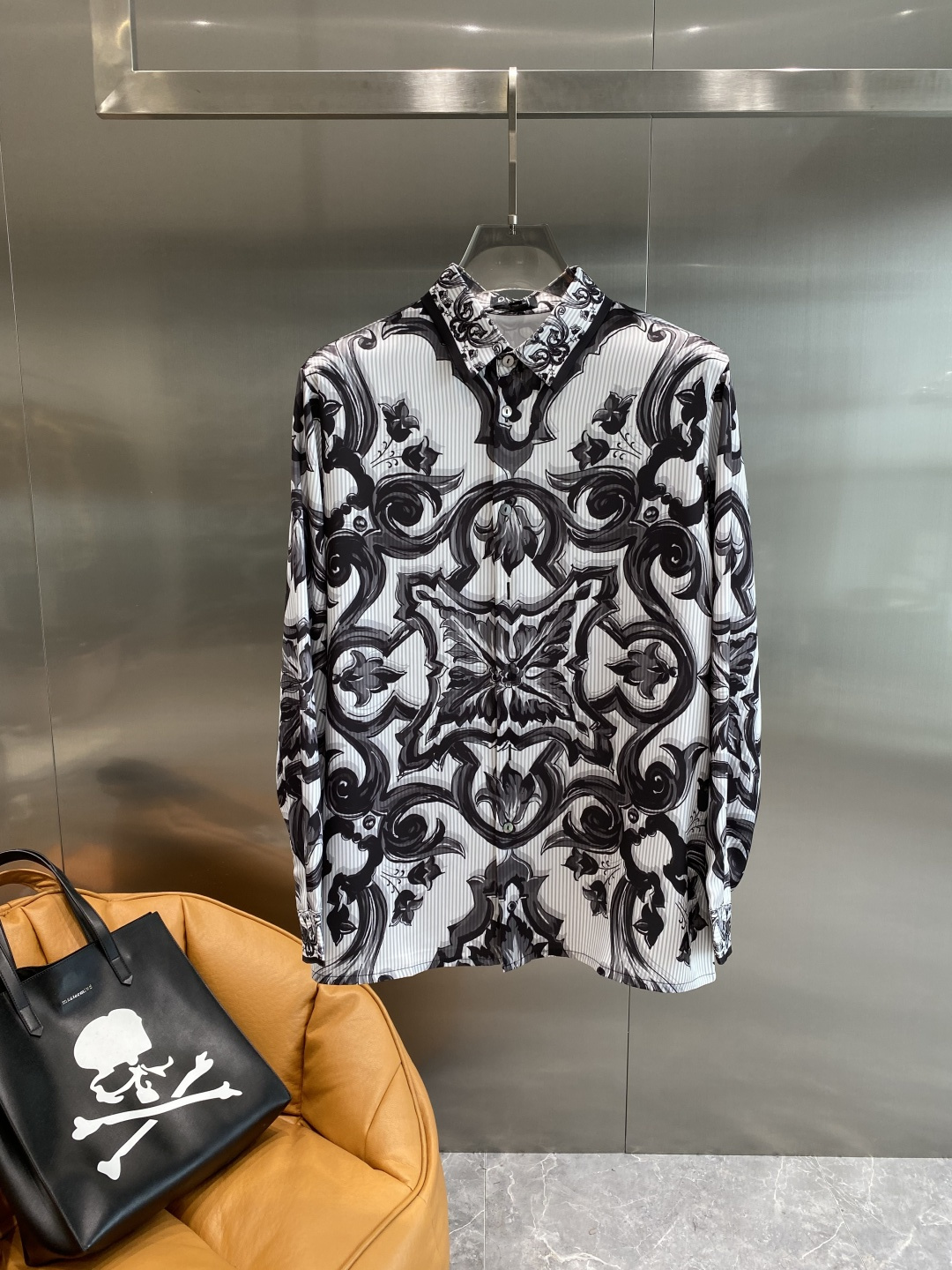 NO:524635,'Fan Family' is a major recommendation for autumn and winter 2025!  High-end ready-to-wear classic lapel shirt!  The LOGO design on the chest makes you feel unique and handsome. It uses imported top-quality fabrics. It is gentle and comfortable texture only by buying it. It creates a fashion taste. All details look very exquisite. Visually high-end and atmospheric, high-quality, and good style, and wears a unique lifestyle. Fashionable and simple. Good products with impeccable quality!  This fashion that highlights the charm of men is never out of date and is definitely worth buying!  The number of large numbers of large numbers M-XXXL the next day,,shirts,alexander wang19860909《范家》 2025秋冬重磅推荐！高级成衣 十足腔调经典翻领衬衫！胸前品牌LOGO设计 让你感受与众不同的帅气 采用进口顶级面料 轻柔舒适质感只有入手才知道 做出时装味道 所有细节都显得非常的精致 视觉上高端大气,高品质,好版型,穿出一种独特的生活方式 时尚简约 品质无可挑剔的好货 ！这款更加彰显男性魅力的时装 永不过时 绝对值得入手！阔版码数偏大M- XXXL隔天,,shirts,alexander wang,Men's clothing