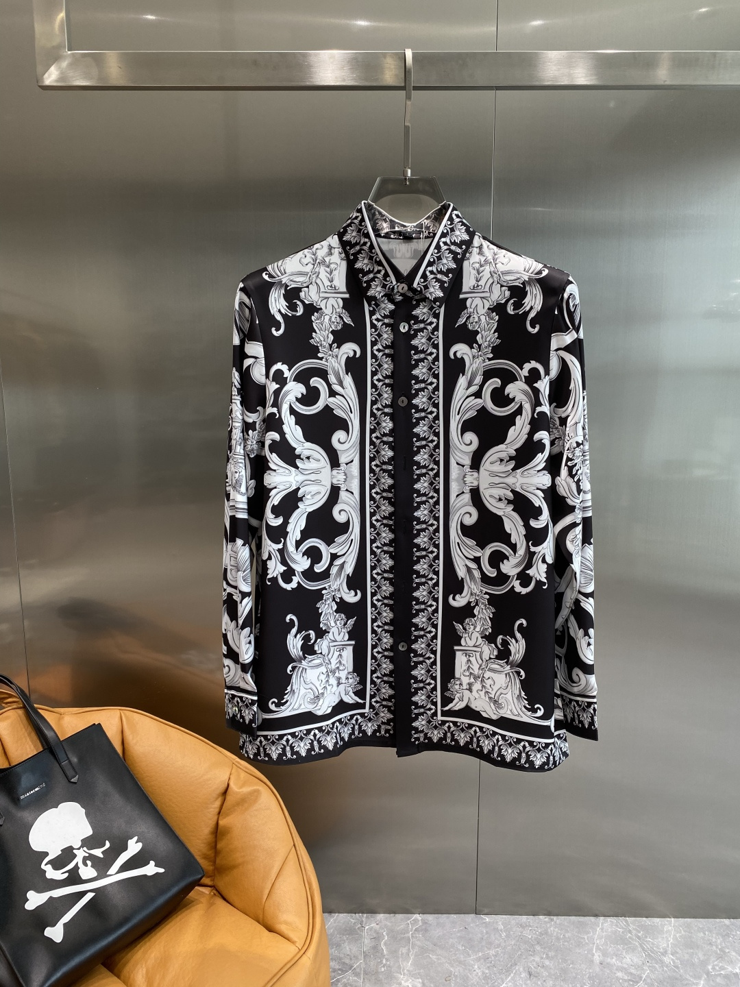 NO:524612,'Fan Family' is a major recommendation for autumn and winter 2025!  High-end ready-to-wear classic lapel shirt!  The LOGO design on the chest makes you feel unique and handsome. It uses imported top-quality fabrics. It is gentle and comfortable texture only by buying it. It creates a fashion taste. All details look very exquisite. Visually high-end and atmospheric, high-quality, and good style, and wears a unique lifestyle. Fashionable and simple. Good products with impeccable quality!  This fashion that highlights the charm of men is never out of date and is definitely worth buying!  The number of large numbers of large numbers M-XXXL the next day,,shirts,alexander wang19860909《范家》 2025秋冬重磅推荐！高级成衣 十足腔调经典翻领衬衫！胸前品牌LOGO设计 让你感受与众不同的帅气 采用进口顶级面料 轻柔舒适质感只有入手才知道 做出时装味道 所有细节都显得非常的精致 视觉上高端大气,高品质,好版型,穿出一种独特的生活方式 时尚简约 品质无可挑剔的好货 ！这款更加彰显男性魅力的时装 永不过时 绝对值得入手！阔版码数偏大M- XXXL隔天,,shirts,alexander wang,Men's clothing