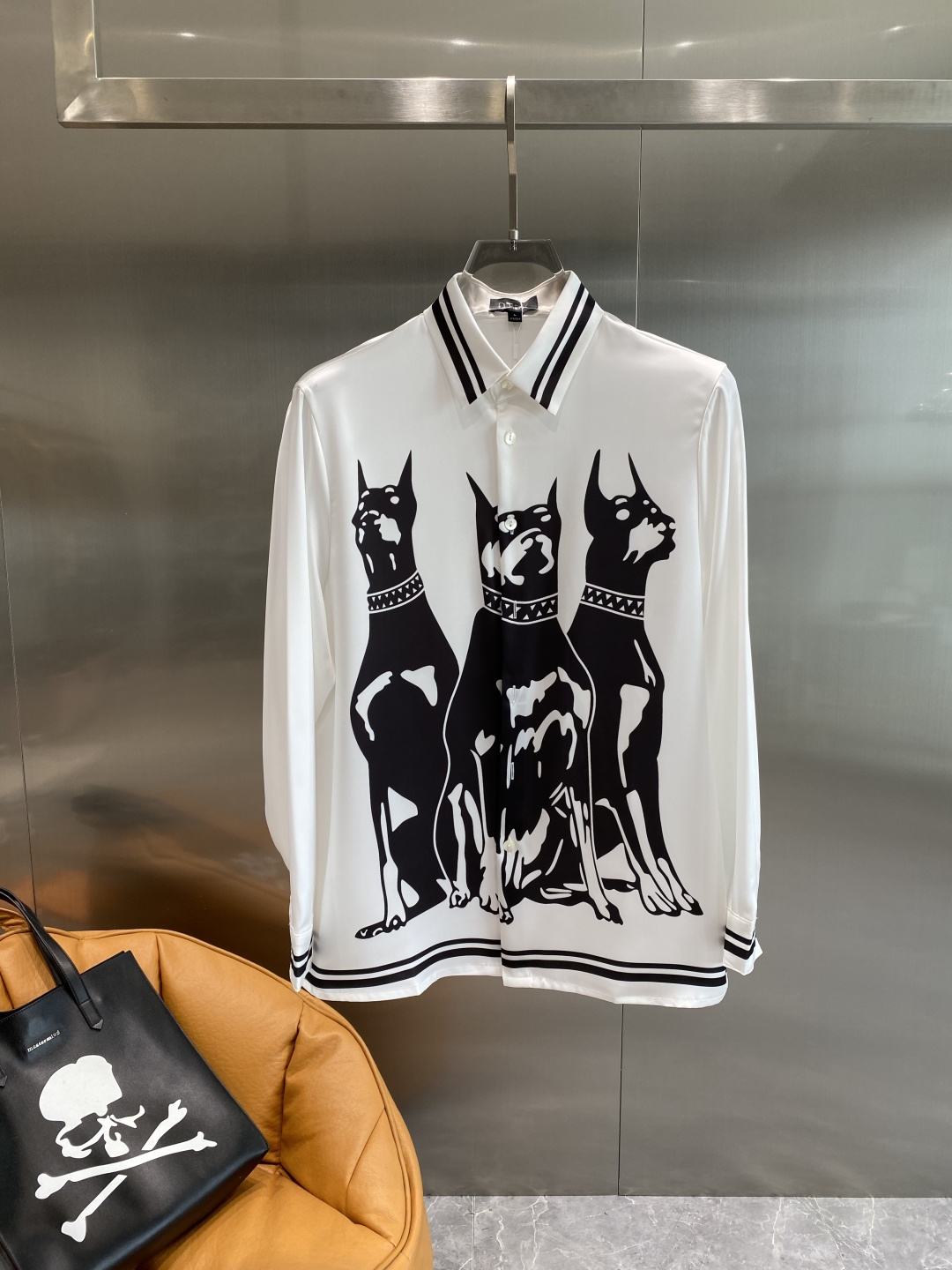 NO:524637,'Ji Family' is a major recommendation for autumn and winter 2025!  High-end ready-to-wear classic lapel shirt!  The LOGO design on the chest makes you feel unique and handsome. It uses imported top-quality fabrics. It is gentle and comfortable texture only by buying it. It creates a fashion taste. All details look very exquisite. Visually high-end and atmospheric, high-quality, and good style, and wears a unique lifestyle. Fashionable and simple. Good products with impeccable quality!  This fashion that highlights the charm of men is never out of date and is definitely worth buying!  The number of large numbers of large numbers M-XXXL the next day,,shirts,alexander wang19860909《纪家》 2025秋冬重磅推荐！高级成衣 十足腔调经典翻领衬衫！胸前品牌LOGO设计 让你感受与众不同的帅气 采用进口顶级面料 轻柔舒适质感只有入手才知道 做出时装味道 所有细节都显得非常的精致 视觉上高端大气,高品质,好版型,穿出一种独特的生活方式 时尚简约 品质无可挑剔的好货 ！这款更加彰显男性魅力的时装 永不过时 绝对值得入手！阔版码数偏大M- XXXL隔天,,shirts,alexander wang,Men's clothing