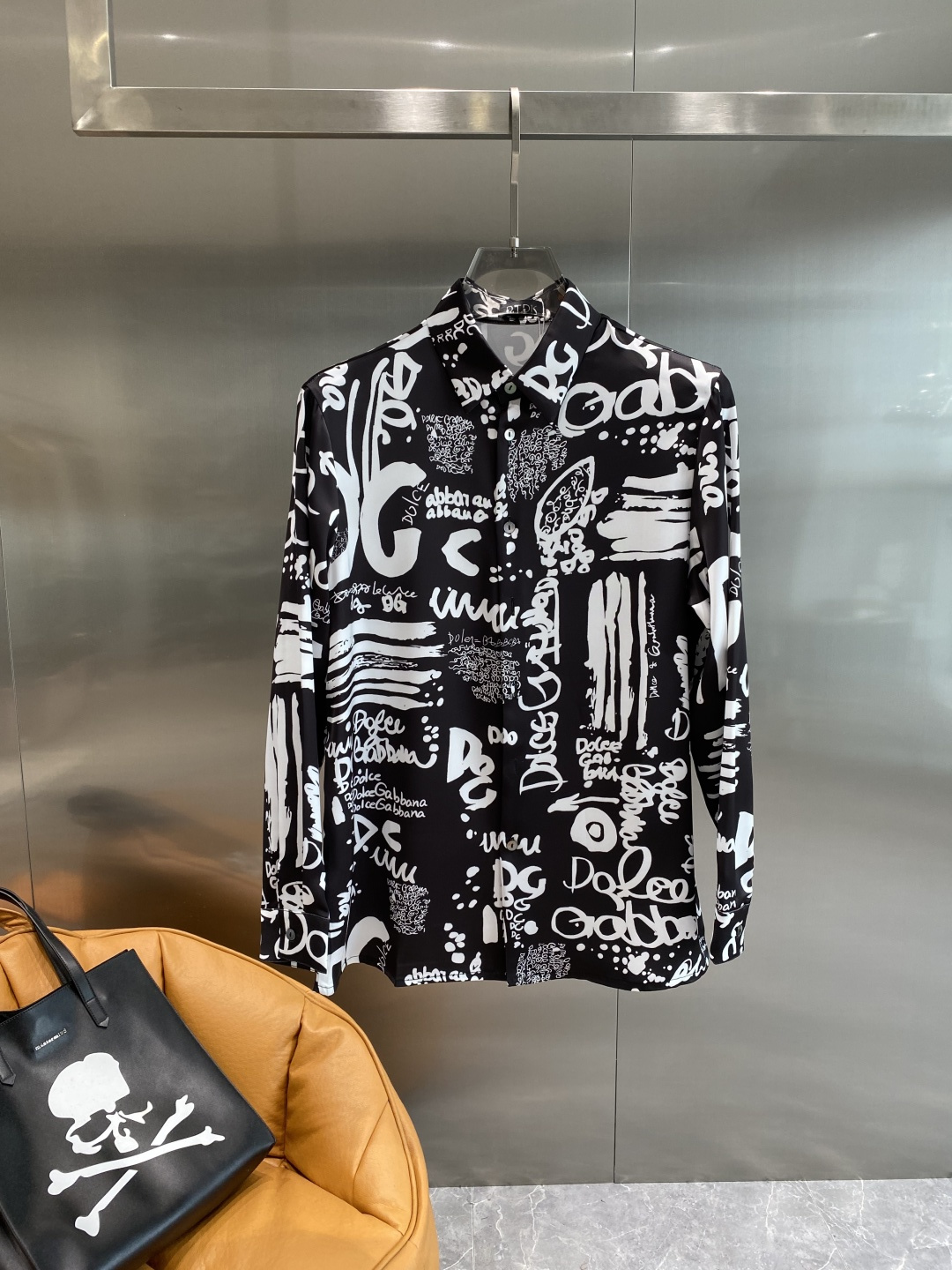 NO:524615,'DG Family' 2025 autumn and winter major recommendation!  High-end ready-to-wear classic lapel shirt!  The LOGO design on the chest makes you feel unique and handsome. It uses imported top-quality fabrics. It is gentle and comfortable texture only by buying it. It creates a fashion taste. All details look very exquisite. Visually high-end and atmospheric, high-quality, and good style, and wears a unique lifestyle. Fashionable and simple. Good products with impeccable quality!  This fashion that highlights the charm of men is never out of date and is definitely worth buying!  The number of large numbers of large numbers M-XXXL the next day, gucci,shirts,alexander wang19860909《DG家》 2025秋冬重磅推荐！高级成衣 十足腔调经典翻领衬衫！胸前品牌LOGO设计 让你感受与众不同的帅气 采用进口顶级面料 轻柔舒适质感只有入手才知道 做出时装味道 所有细节都显得非常的精致 视觉上高端大气,高品质,好版型,穿出一种独特的生活方式 时尚简约 品质无可挑剔的好货 ！这款更加彰显男性魅力的时装 永不过时 绝对值得入手！阔版码数偏大M- XXXL隔天,,gucci,shirts,alexander wang,Men's clothing