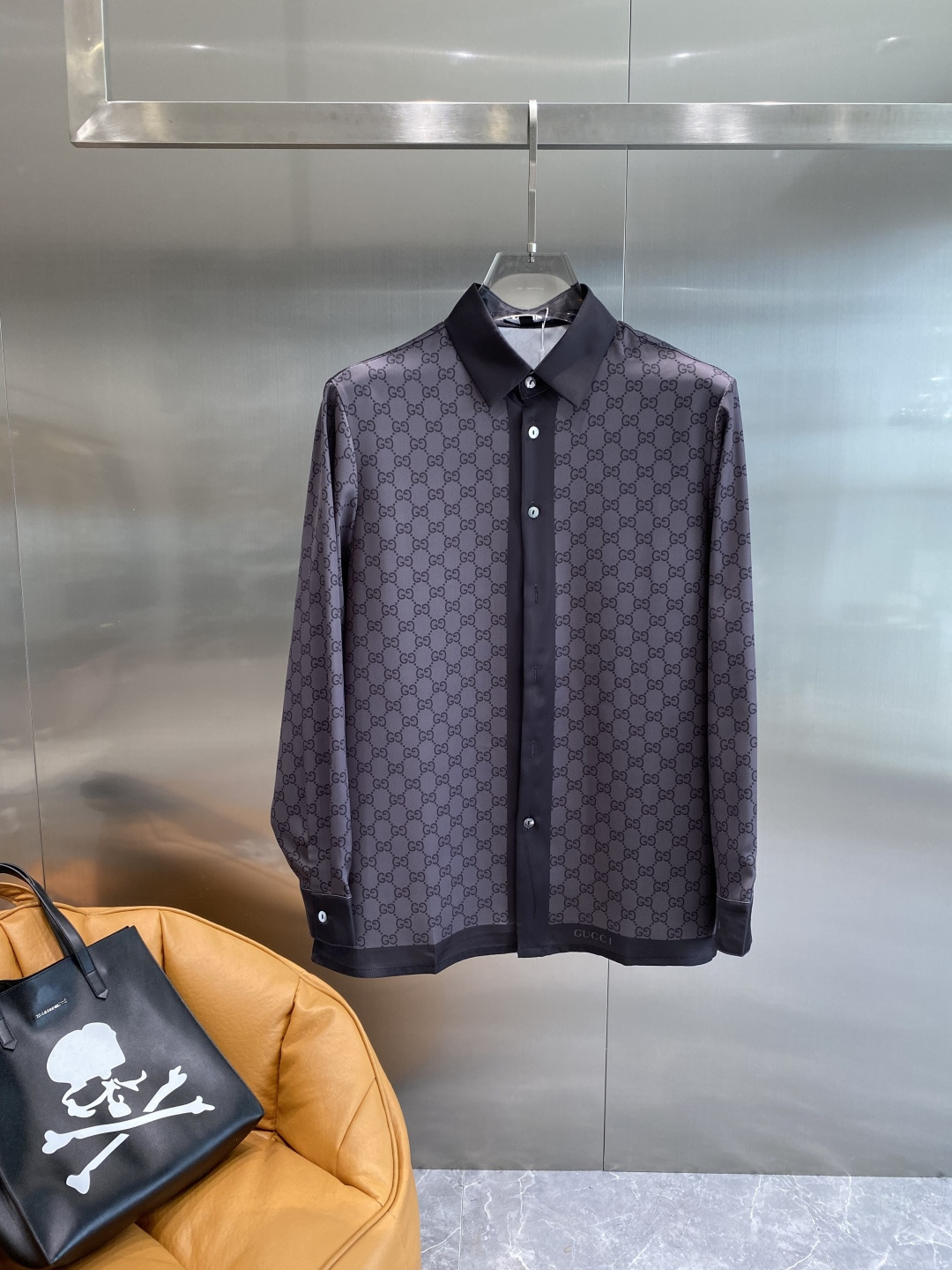 NO:524618,'The Ancient Family' is a major recommendation for autumn and winter 2025!  High-end ready-to-wear classic lapel shirt!  The LOGO design on the chest makes you feel unique and handsome. It uses imported top-quality fabrics. It is gentle and comfortable texture only by buying it. It creates a fashion taste. All details look very exquisite. Visually high-end and atmospheric, high-quality, and good style, and wears a unique lifestyle. Fashionable and simple. Good products with impeccable quality!  This fashion that highlights the charm of men is never out of date and is definitely worth buying!  The number of large numbers of large numbers M-XXXL the next day, gucci,shirts,alexander wang19860909《古家》 2025秋冬重磅推荐！高级成衣 十足腔调经典翻领衬衫！胸前品牌LOGO设计 让你感受与众不同的帅气 采用进口顶级面料 轻柔舒适质感只有入手才知道 做出时装味道 所有细节都显得非常的精致 视觉上高端大气,高品质,好版型,穿出一种独特的生活方式 时尚简约 品质无可挑剔的好货 ！这款更加彰显男性魅力的时装 永不过时 绝对值得入手！阔版码数偏大M- XXXL隔天,,gucci,shirts,alexander wang,Men's clothing