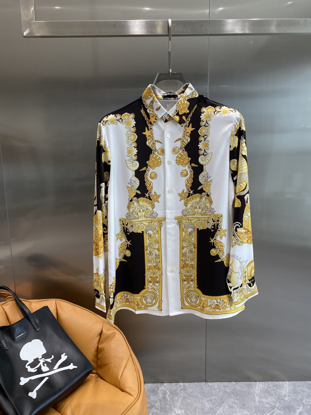 NO:524621,'Fan Family' is a major recommendation for autumn and winter 2025!  High-end ready-to-wear classic lapel shirt!  The LOGO design on the chest makes you feel unique and handsome. It uses imported top-quality fabrics. It is gentle and comfortable texture only by buying it. It creates a fashion taste. All details look very exquisite. Visually high-end and atmospheric, high-quality, and good style, and wears a unique lifestyle. Fashionable and simple. Good products with impeccable quality!  This fashion that highlights the charm of men is never out of date and is definitely worth buying!  The number of large numbers of large numbers M-XXXL the next day,,shirts,alexander wang19860909《范家》 2025秋冬重磅推荐！高级成衣 十足腔调经典翻领衬衫！胸前品牌LOGO设计 让你感受与众不同的帅气 采用进口顶级面料 轻柔舒适质感只有入手才知道 做出时装味道 所有细节都显得非常的精致 视觉上高端大气,高品质,好版型,穿出一种独特的生活方式 时尚简约 品质无可挑剔的好货 ！这款更加彰显男性魅力的时装 永不过时 绝对值得入手！阔版码数偏大M- XXXL隔天,,shirts,alexander wang,Men's clothing