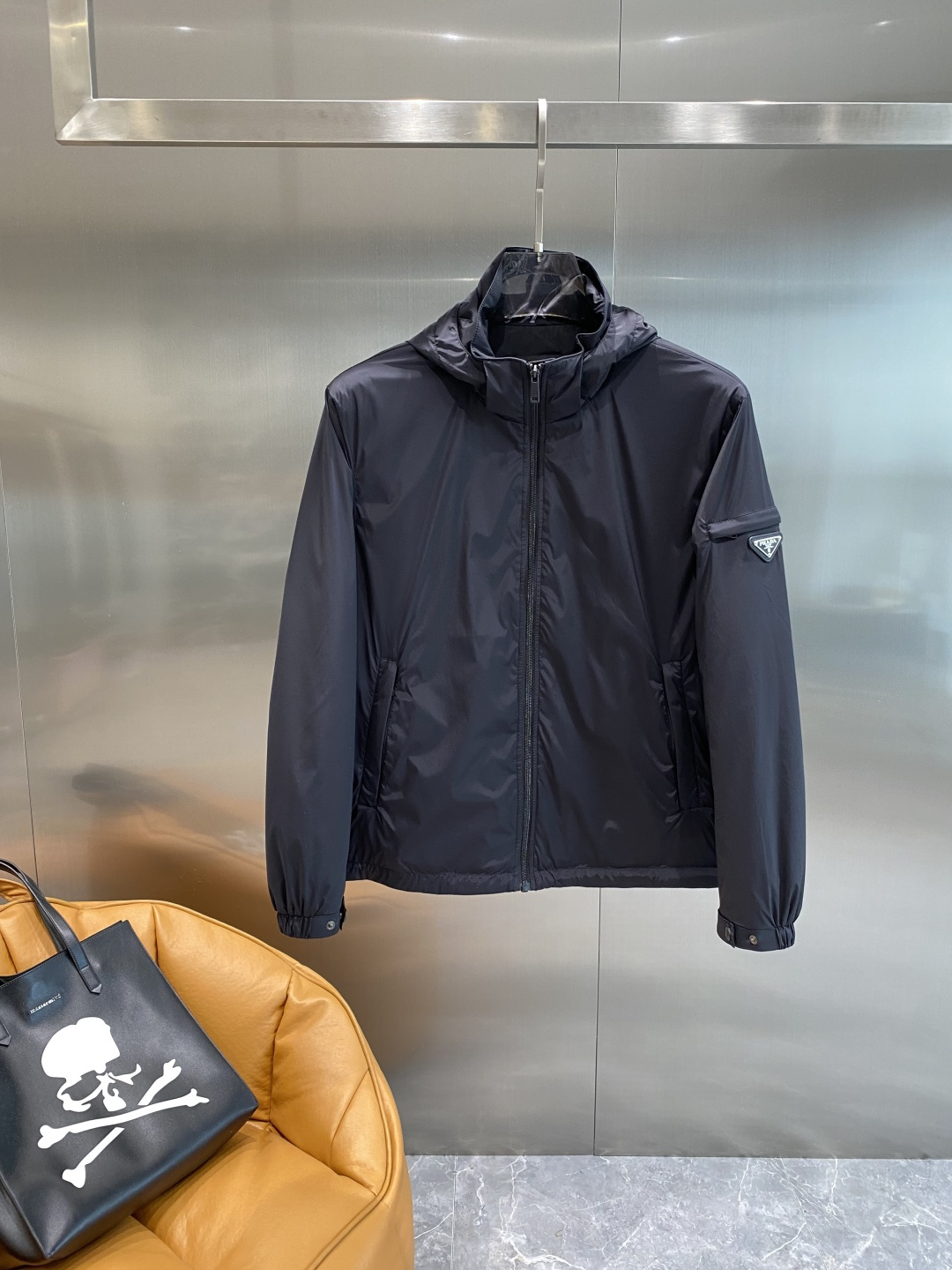 NO:524623,'Pujia' Prada 2025ss early autumn new release jacket jacket jacket. Spring jacket!  Wearing it is comfortable and slim, lazy and casual, combined with clean and simple colors, it is particularly pleasing to look at and is suitable for daily wear~ I sincerely launch sports items embellished with vitality prints to welcome the arrival of the warm season!  Size M-3XL the next day, prada, prada, jackets & coats, jackets & coats, alexander wang19860909《普家》 普拉达 2025ss早秋新款发布夹克夹棉外套.春款外套！穿上就是舒适自在又显瘦的存在,慵懒而随性,结合干净简单的色系就特别耐看,适合日常穿着~倾情推出缀饰活力印花的运动单品,迎接温暖季节的到来！尺码M-3XL隔天,,prada,prada,jackets & coats,jackets & coats,alexander wang,Men's clothing