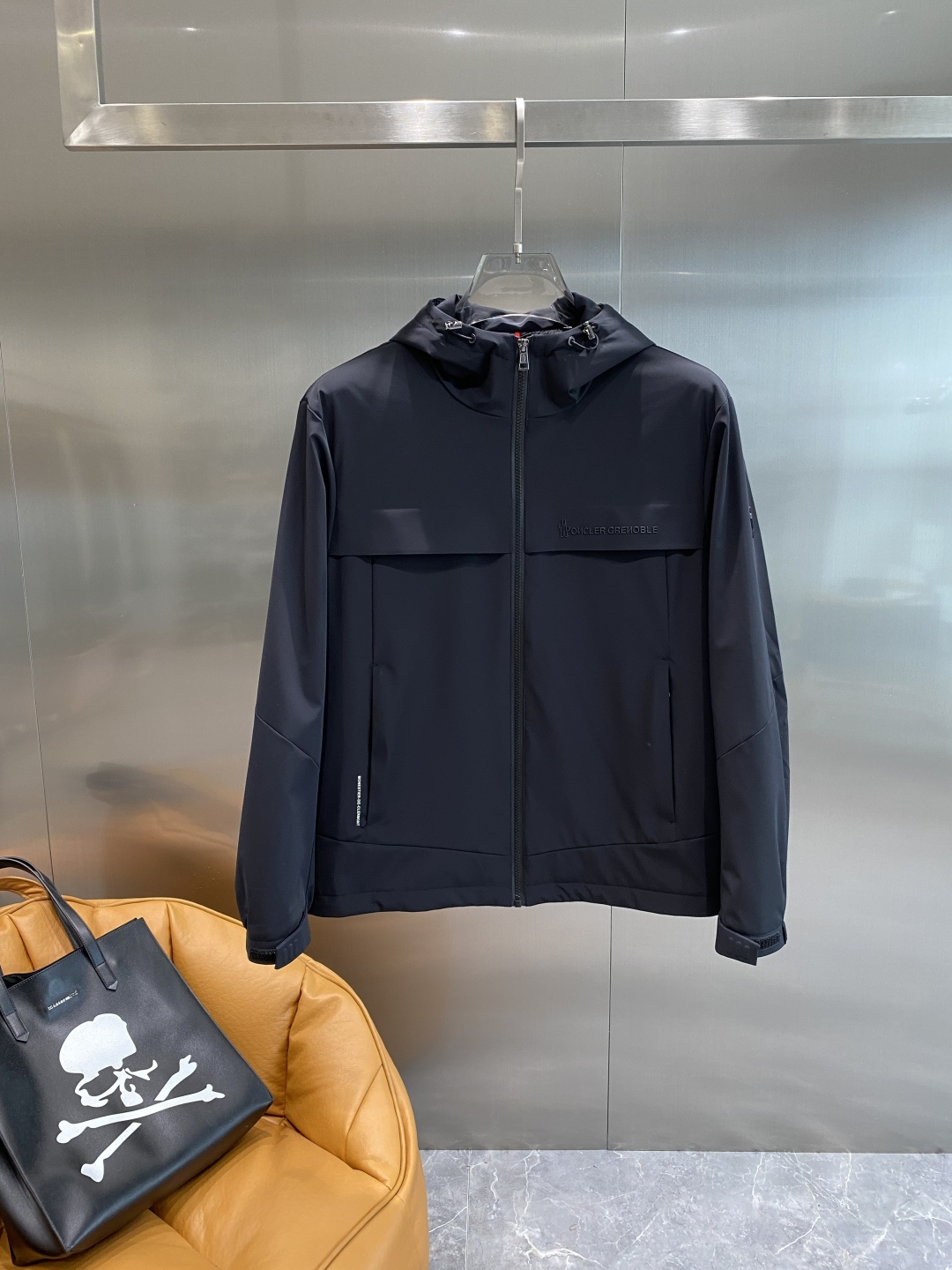 NO:524629,'Mengjia' 2025 autumn and winter new jacket jacket with cotton. The new product on the show is perfect, comfortable and fashionable, environmentally friendly recycled nylon fabric, full and attractive color, and a very outstanding design, which easily advances the sense of fashion, with extremely exquisite workmanship and neat and meticulous wiring!  A masterpiece of a big-name designer!  The upper body doesn't look bloated and super handsome!  Complete three standards, M-3XL, next day,, jackets & coats, jackets & coats, alexander wang19860909《蒙家》 2025秋冬新款夹克外套 夹棉 秀场新品品相非常完美,舒适时尚,环保再生尼龙面料,色泽饱满诱人,非常出彩的设计,轻松将时髦感进阶,做工极为考究严谨,走线工整细致！大牌设计师巨作！上身不显臃肿、超级帅气！三标齐全 码数M-3XL隔天,,jackets & coats,jackets & coats,alexander wang,Men's clothing