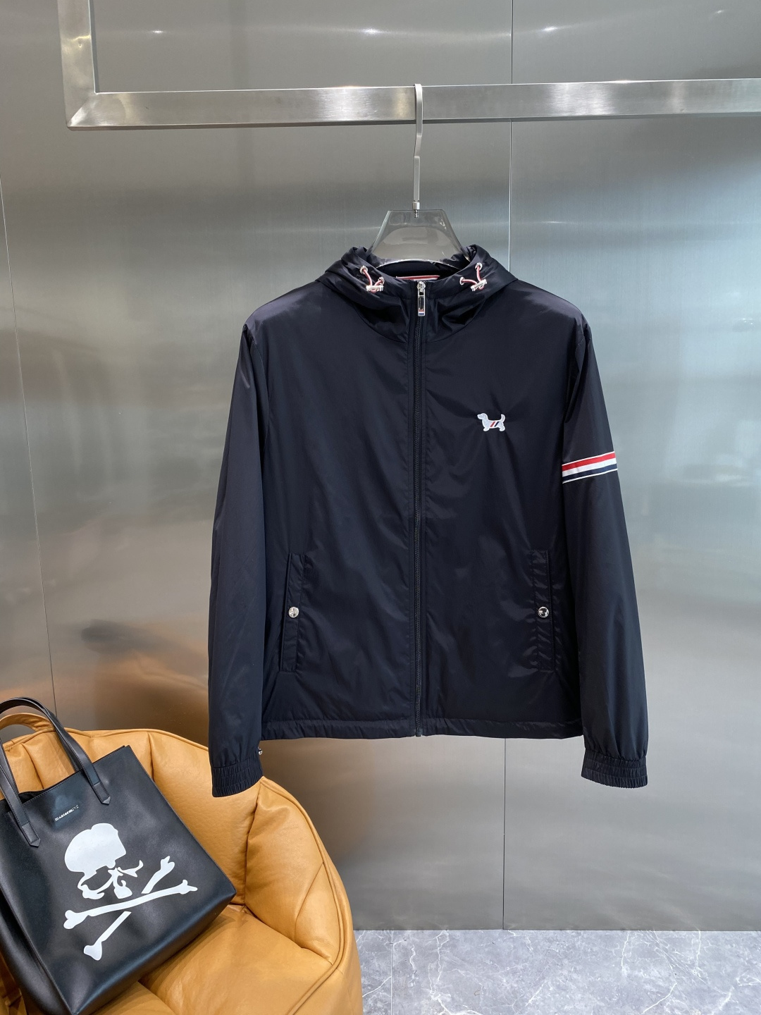 NO:524626,'TB Home' 2025 autumn and winter new jacket jacket with cotton. The new product on the show is perfect, comfortable and fashionable, environmentally friendly recycled nylon fabric, full and attractive color, and a very outstanding design, which easily advances the sense of fashion, with extremely exquisite workmanship and neat and meticulous wiring!  A masterpiece of a big-name designer!  The upper body doesn't look bloated and super handsome!  Complete three standards, M-3XL, next day,, jackets & coats, jackets & coats, alexander wang19860909《TB家》 2025秋冬新款夹克外套 夹棉 秀场新品品相非常完美,舒适时尚,环保再生尼龙面料,色泽饱满诱人,非常出彩的设计,轻松将时髦感进阶,做工极为考究严谨,走线工整细致！大牌设计师巨作！上身不显臃肿、超级帅气！三标齐全 码数M-3XL隔天,,jackets & coats,jackets & coats,alexander wang,Men's clothing