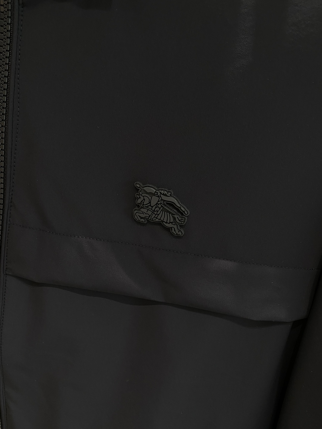 《𝙉𝙚𝙬🤍🖤巴家》2025新品夹克夹棉外套，时尚帅气，简约百搭款，袖口装饰图案logo，定制原版面料，不