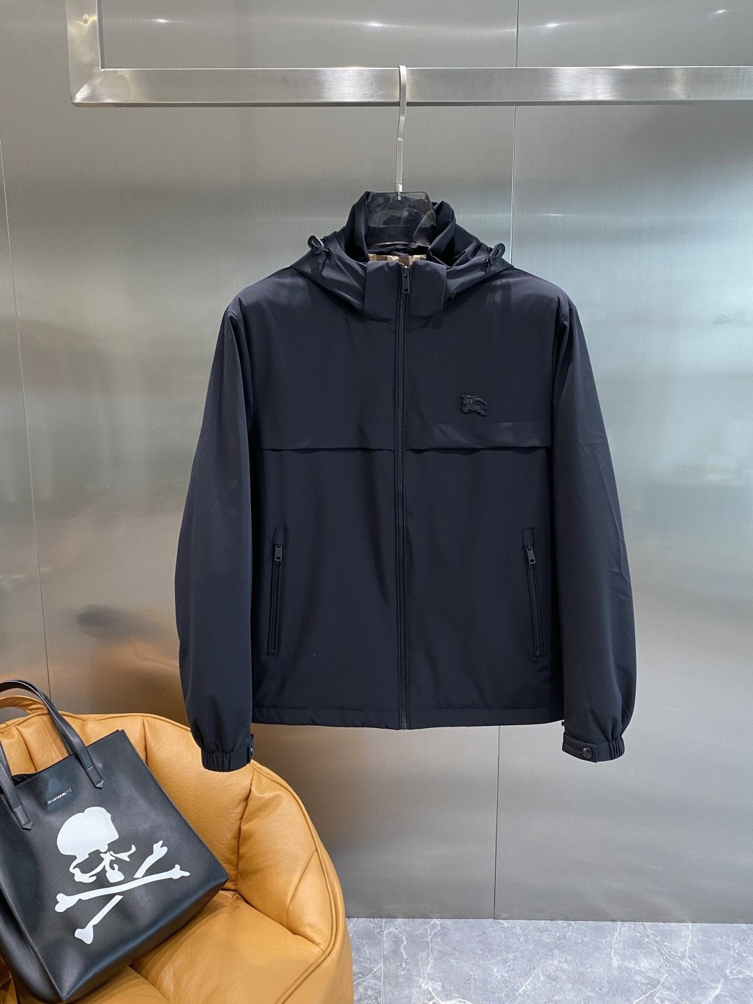 NO:524632,'Bajia' 2025 new jacket and cotton jacket, fashionable and handsome, simple and versatile style, cuff decorative pattern logo, customized original fabric, not only crisp, maintains the trendy silhouette, and is comfortable to wear, with more delicate yarn, M-3XL the next day, burberry, jackets & coats, jackets & coats, alexander wang19860909《巴家》 2025新品夹克夹棉外套,时尚帅气,简约百搭款,袖口装饰图案logo,定制原版面料,不仅挺括,保持潮流的廓形,又穿着舒适,纱织更细腻,码数M-3XL 隔天,,burberry,jackets & coats,jackets & coats,alexander wang,Men's clothing