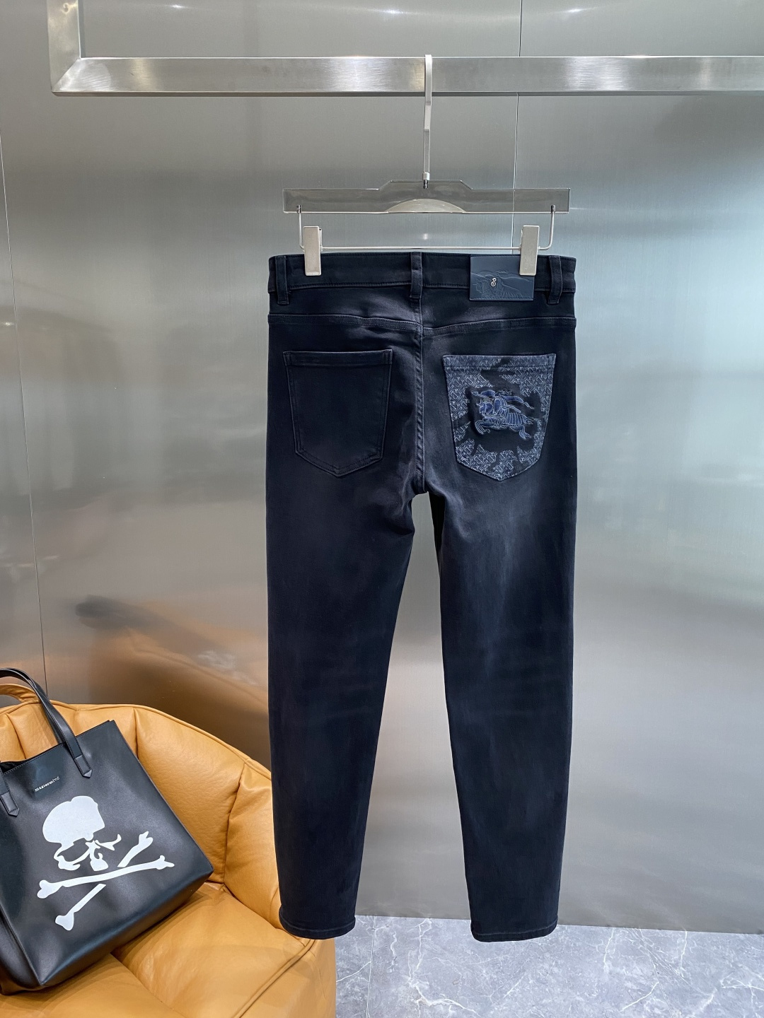 NO:524593,'Bajia' 2025 autumn and winter new model is available in stock, original single hot jeans super customized model, original hardware, super heavy industry technology, excellent version, impeccable details!  The style is not picky, it is very high-end, and the good products are not waiting for everyone. If you like it, hurry up and start, size 29-36 the next day, burberry, jeans, alexander wang19860909《巴家》 2025秋冬新款现货上市,原单爆款牛仔裤 超级定制款,原版五金,超级重工工艺,版型超赞细节做工无可挑剔！款式不挑人,特别高档,好货不等人,看中赶紧下手,尺码29-36隔天,,burberry,jeans,alexander wang,Men's clothing