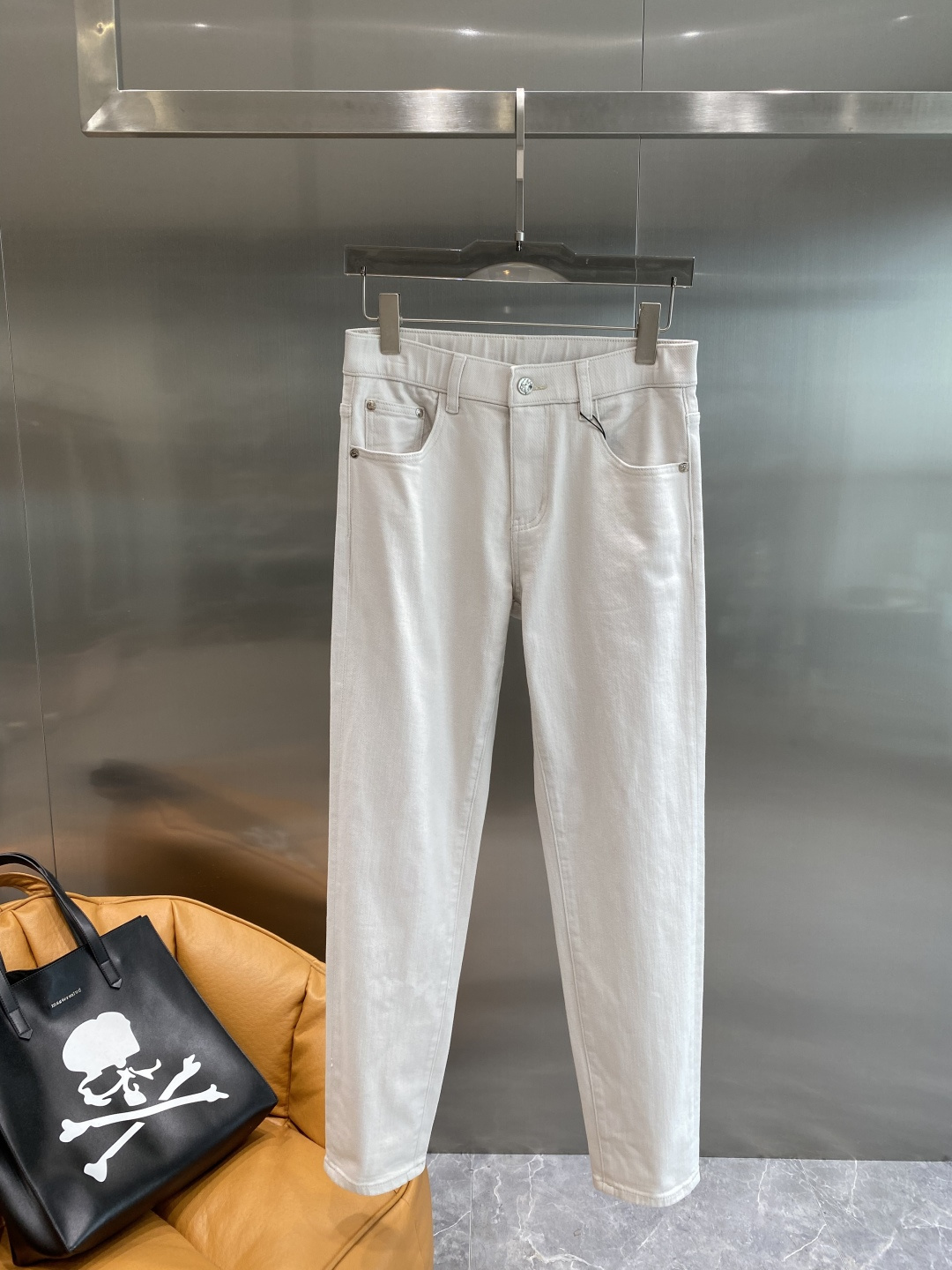 NO:524599,'Bajia' 2025 new style casual jeans, clean and neat tailored, full of urban style, using worsted pure cotton fabric, soft and dry feel, and the upper body effect is crisp and stylish. The hardware is exquisite, business and casual look is very good, so many top-level raw materials are created to create high-end products with unparalleled value, the first choice for high-end fashion and fashion people. Size 29-36 the next day, burberry, jeans, alexander wang19860909《巴家》 2025新款 休闲牛仔裤 干净利落剪裁,都市风十足 采用精纺纯棉面料手感软糯干爽,上身效果挺括有型.五金精致,商务休闲非常好看如此众多的顶级原料,打造出价值感无与伦比的高端产品,高端潮流时尚人士首选 尺码29-36隔天,,burberry,jeans,alexander wang,Men's clothing