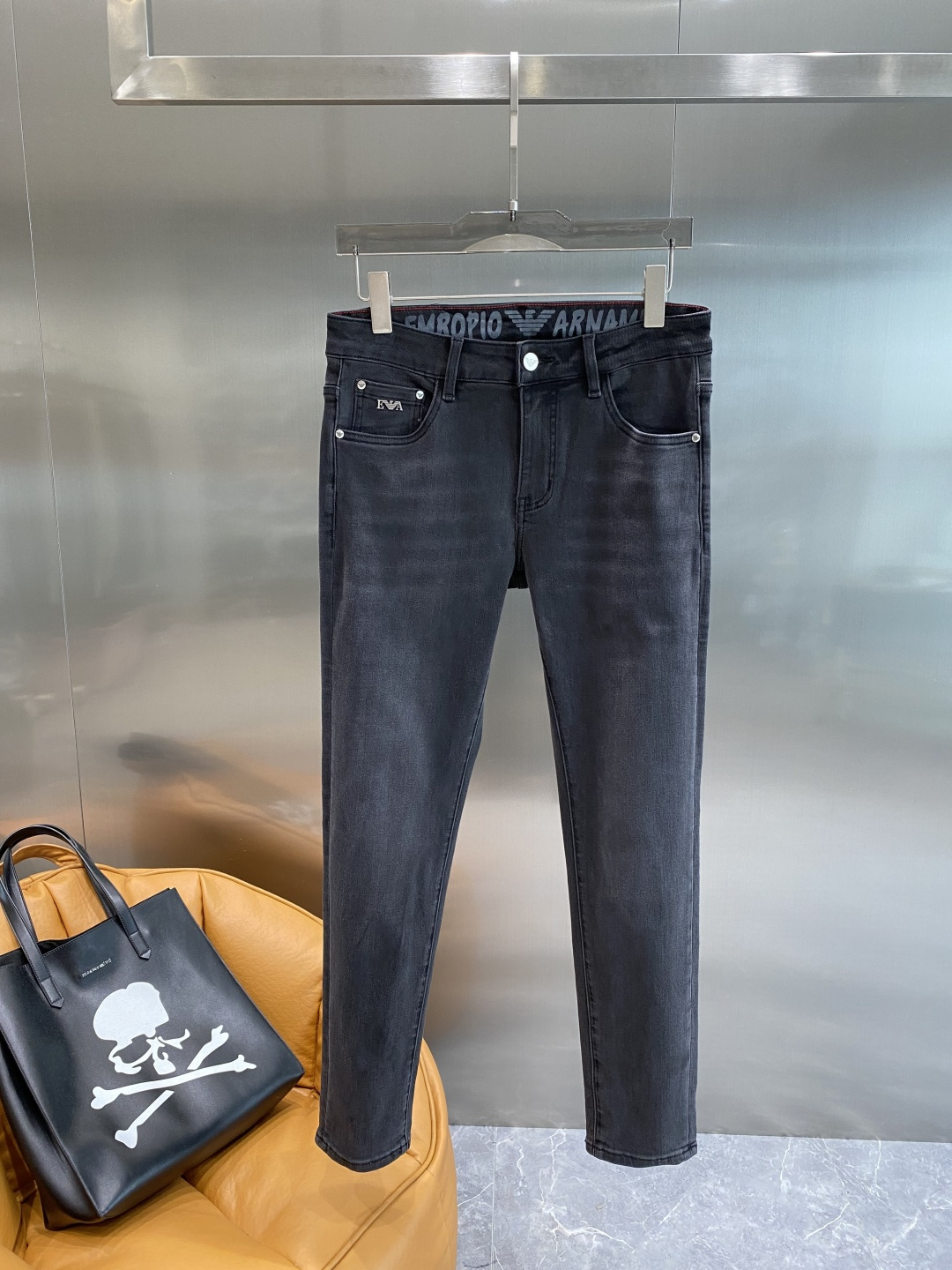 NO:524595,'Ama Family' 2025 new style casual jeans, clean and neat tailored, full of urban style, using worsted pure cotton fabric, soft and dry feel, and the upper body effect is crisp and stylish. The hardware is exquisite, business and casual look is very good, so many top-level raw materials are created to create high-end products with unparalleled value, the first choice for high-end fashion and fashion people. Size 29-36 the next day, jeans, alexander wang19860909《阿玛家》 2025新款 休闲牛仔裤 干净利落剪裁,都市风十足 采用精纺纯棉面料手感软糯干爽,上身效果挺括有型.五金精致,商务休闲非常好看如此众多的顶级原料,打造出价值感无与伦比的高端产品,高端潮流时尚人士首选 尺码29-36隔天,,jeans,alexander wang,Men's clothing