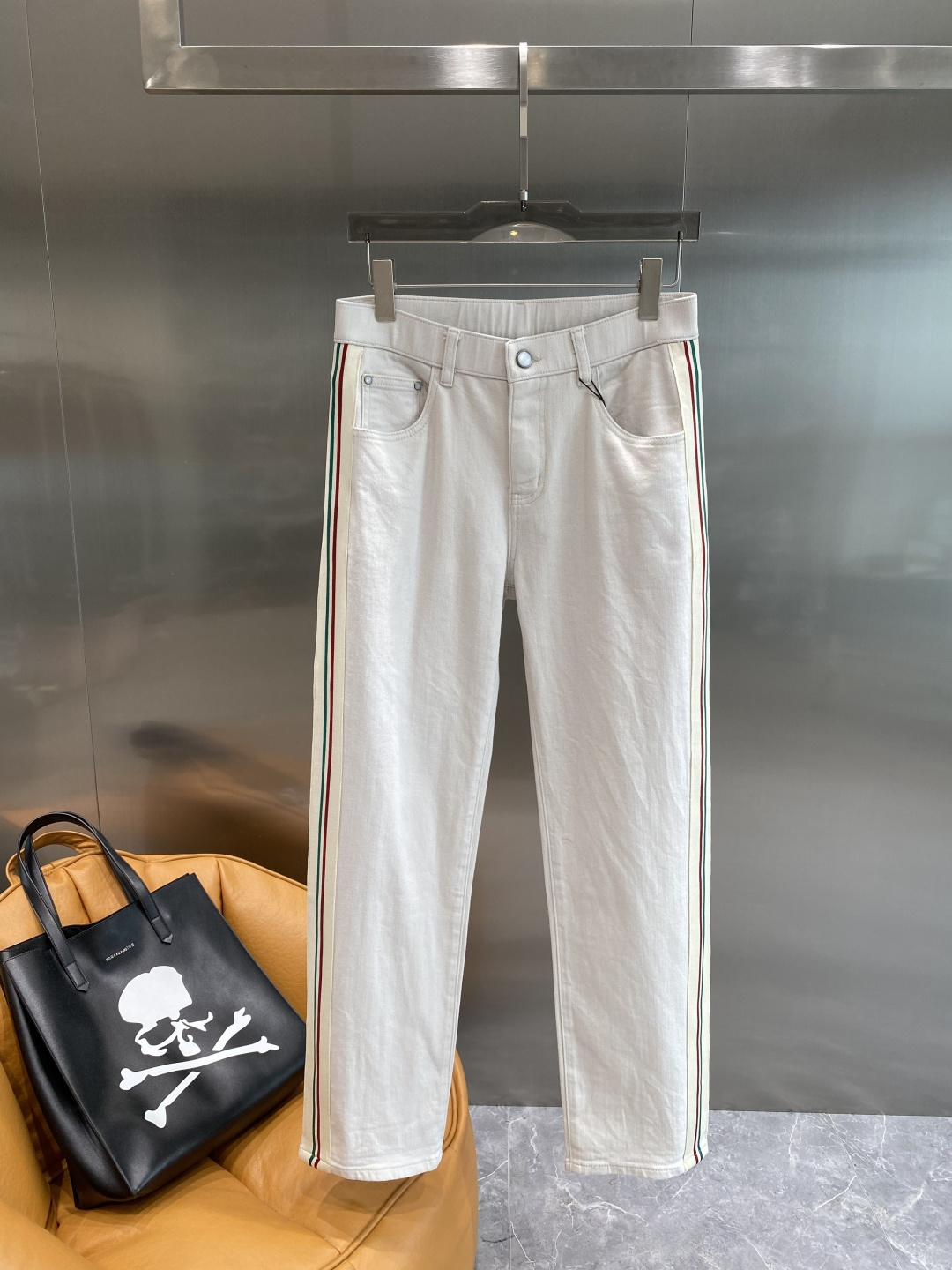 NO:524607,'Donkey Family' 2025ss autumn and winter jeans. Original 1:1 production, a perfect choice for daily life, simple, atmospheric, fashionable and stylish, customized imported tannin fabric, heavy industry washing process, complex and exquisite workmanship. It is easy to meet the needs of the seasons, soft and elastic, smooth and neat, original auxiliary materials, comfortable and easy to match, durable code 29-36 the next day, louis vuitton, louis vuitton, jeans, alexander wang19860909《驴家》 2025ss秋冬牛仔裤.原单1:1制作,日常必备的完美之选,简单大气亦时尚有型,定制进口丹宁面料 ,重工洗水工艺,做工复杂工艺精湛.轻松迎合四季需要,手感柔软带弹力,流畅利落,原版辅料五金,上身舒适非常易搭耐看码数29-36隔天,,louis vuitton,louis vuitton,jeans,alexander wang,Men's clothing