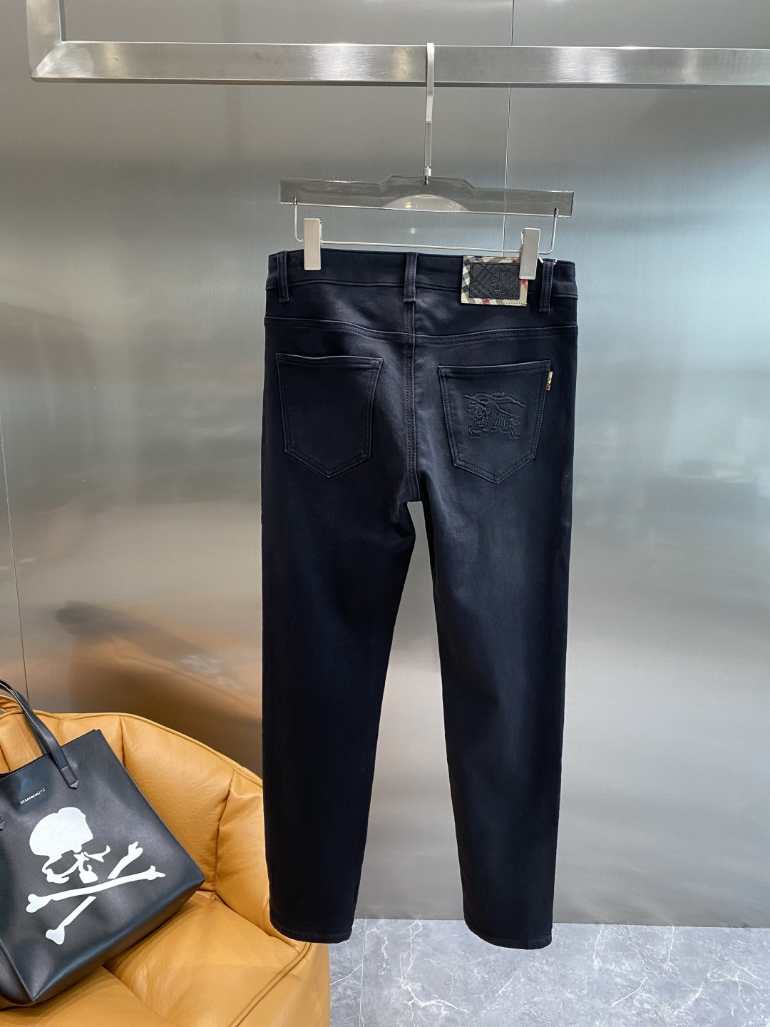 NO:524609,'Bajia' 2025ss new original single hot slim jeans super customized original hardware super heavy industry craftsmanship excellent style, impeccable details!  The style is not picky, the workmanship is high-end, the super good goods are not waiting for everyone, please start quickly, size 29-36 the next day, burberry, jeans, alexander wang19860909《巴家》 2025ss新款原单爆款修身牛仔裤 超级定制款 原版五金 超级重工工艺 版型超赞,细节做工无可挑剔！款式不挑人,做工高档,超强好货不等人,看中赶紧下手,尺码29-36隔天,,burberry,jeans,alexander wang,Men's clothing