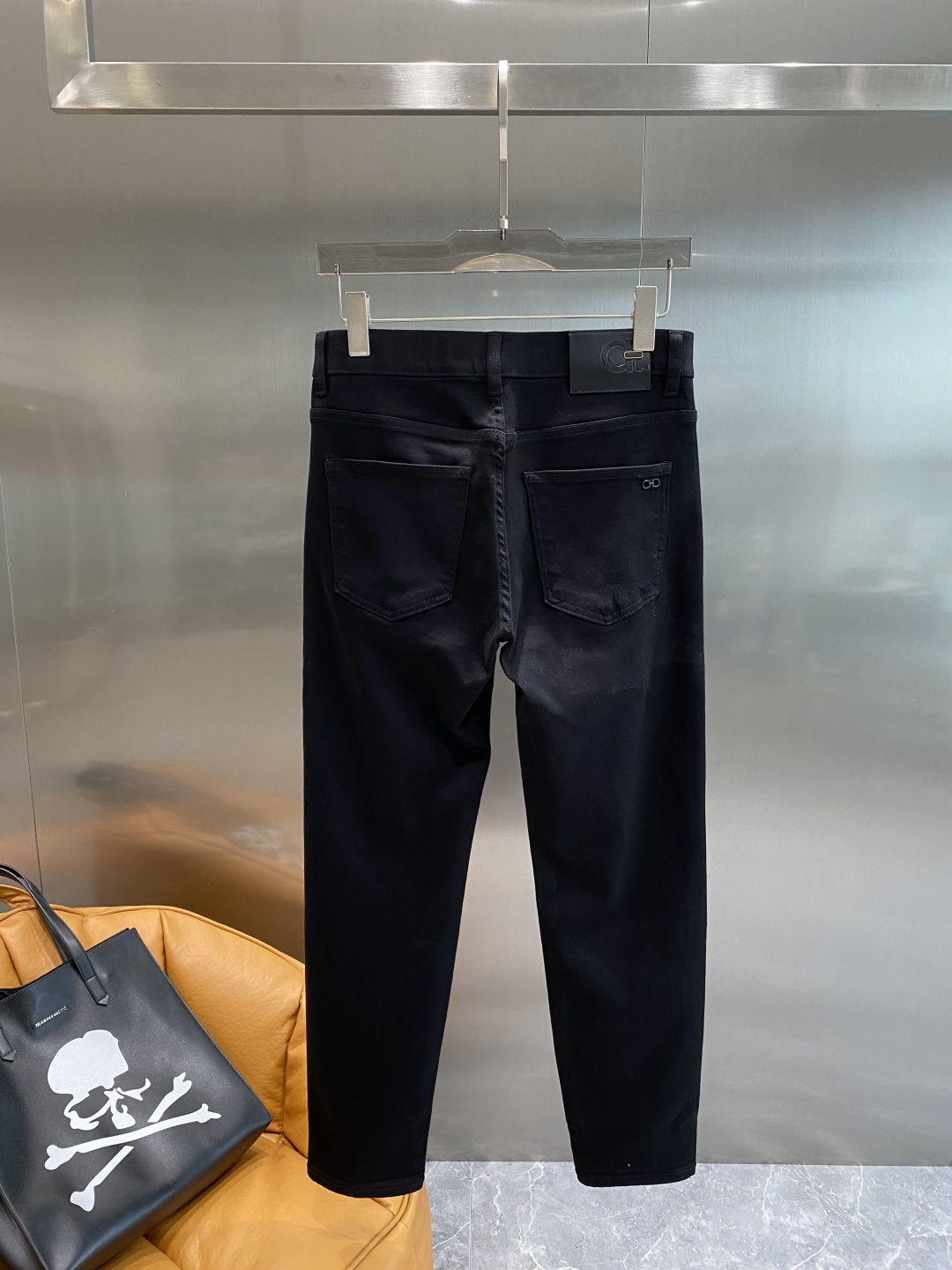 NO:524601,'Ferrague Home' 2025 new style casual jeans clean and neatly tailored, full of urban style. It uses worsted cotton fabric to feel soft and dry, and the upper body has a crisp and stylish effect. The hardware is exquisite, and the business and casual look is very good. There are so many top-level raw materials to create high-end products with unparalleled value. The first choice for high-end fashion fashion people. Size 29-36 the next day, jeans, alexander wang19860909《菲拉格家》 2025新款 休闲牛仔裤 干净利落剪裁,都市风十足 采用精纺纯棉面料手感软糯干爽,上身效果挺括有型.五金精致,商务休闲非常好看如此众多的顶级原料,打造出价值感无与伦比的高端产品,高端潮流时尚人士首选 尺码29-36隔天,,jeans,alexander wang,Men's clothing