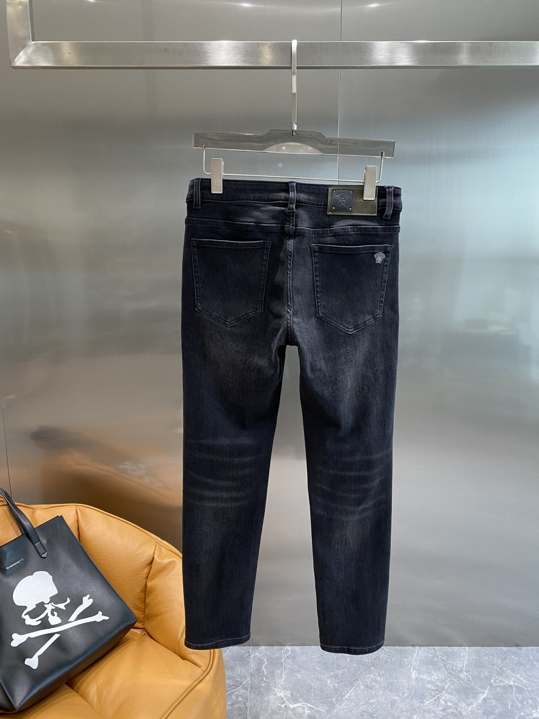 NO:524597,'Fan Jia' 2025 new style casual jeans, clean and neat tailored, full of urban style, using worsted pure cotton fabric, soft and dry feel, and the upper body effect is crisp and stylish. The hardware is exquisite, business and casual look is very good, so many top-level raw materials are created to create high-end products with unparalleled value, the first choice for high-end fashion and fashion people. Size 29-36 the next day, jeans, alexander wang19860909《范家》 2025新款 休闲牛仔裤 干净利落剪裁,都市风十足 采用精纺纯棉面料手感软糯干爽,上身效果挺括有型.五金精致,商务休闲非常好看如此众多的顶级原料,打造出价值感无与伦比的高端产品,高端潮流时尚人士首选 尺码29-36隔天,,jeans,alexander wang,Men's clothing