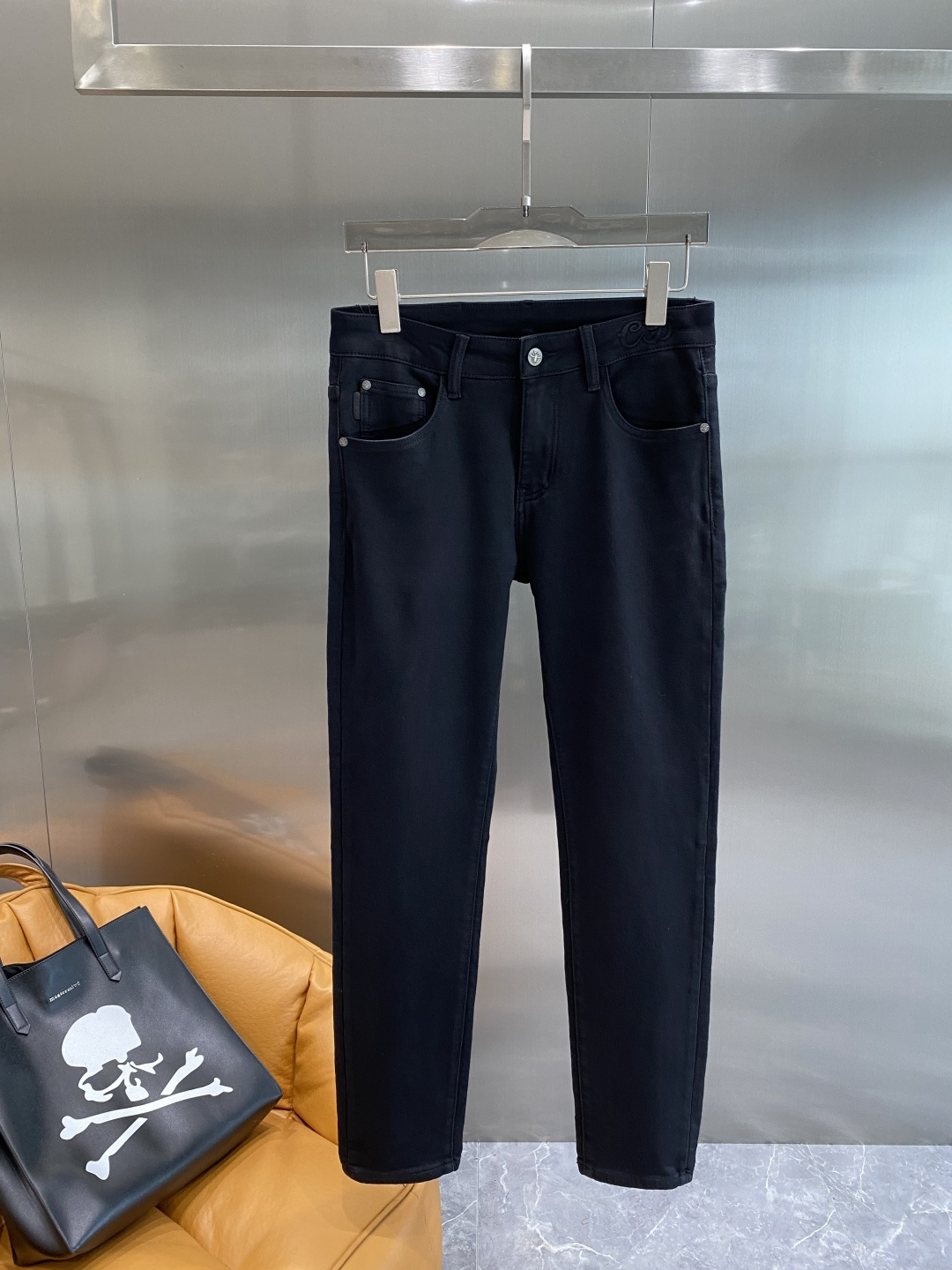 NO:524605,'Dijia' 2025ss autumn and winter jeans. Original 1:1 production, a perfect choice for daily life, simple, atmospheric, fashionable and stylish, customized imported tannin fabric, heavy industry washing process, complex and exquisite workmanship. It is easy to meet the needs of the four seasons, soft and elastic, smooth and neat, original auxiliary materials, comfortable and easy to match on the upper body, durable code number 29-36, dior, jeans, alexander wang19860909《迪家》 2025ss秋冬牛仔裤.原单1:1制作,日常必备的完美之选,简单大气亦时尚有型,定制进口丹宁面料 ,重工洗水工艺,做工复杂工艺精湛.轻松迎合四季需要,手感柔软带弹力,流畅利落,原版辅料五金,上身舒适非常易搭耐看码数29-36隔天,,dior,jeans,alexander wang,Men's clothing