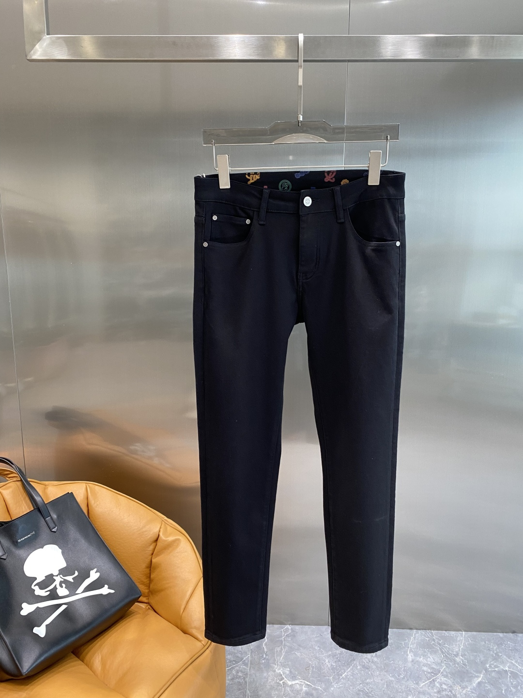 NO:524613,'Luo Family' 2025ss new original single hot slim jeans super customized original hardware super heavy industry craftsmanship excellent style, impeccable details!  The style is not picky, the workmanship is high-end, the super good goods are not waiting for everyone, please start quickly, size 29-36 the next day, loewe, jeans, alexander wang19860909《罗家》 2025ss新款原单爆款修身牛仔裤 超级定制款 原版五金 超级重工工艺 版型超赞,细节做工无可挑剔！款式不挑人,做工高档,超强好货不等人,看中赶紧下手,尺码29-36隔天,,loewe,jeans,alexander wang,Men's clothing