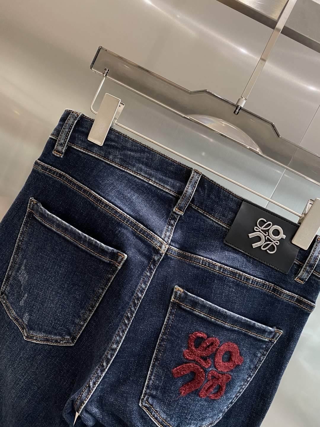 《𝙉𝙚𝙬🤍🖤罗家》2025专柜新品，原版牛仔裤 原版重工打造，品牌经典LOGO设计，三标齐全！原版五金辅