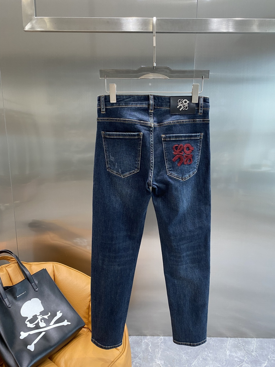 NO:524619,'Luo Family' 2025 counter new products, original jeans original heavy industry creation, brand classic LOGO design, complete three standards!  Original hardware accessories. Customized denim fabrics for counters, completely suitable for counters. Welcome to try them on before purchasing them. Good goods are not afraid of comparison. The next day, loewe, jeans, alexander wang19860909《罗家》 2025专柜新品,原版牛仔裤 原版重工打造,品牌经典LOGO设计,三标齐全！原版五金辅料.专柜定制牛仔面料,完全对版专柜,欢迎专柜试穿后再购买,好货不怕比.码数29-36隔天,,loewe,jeans,alexander wang,Men's clothing