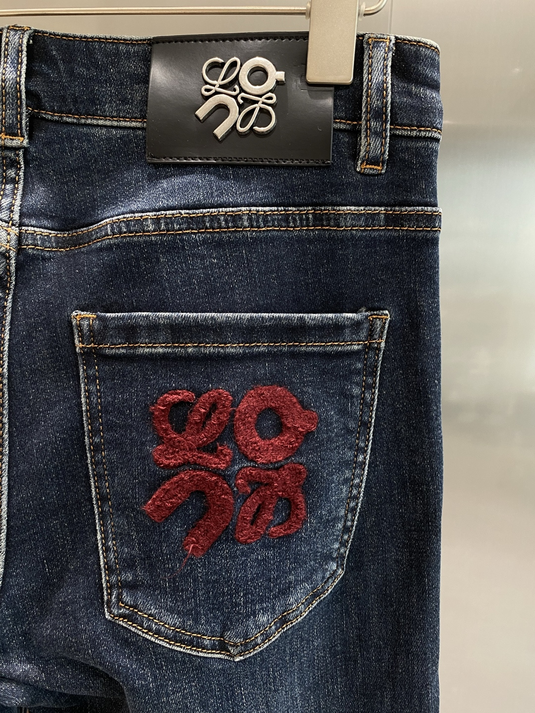 《𝙉𝙚𝙬🤍🖤罗家》2025专柜新品，原版牛仔裤 原版重工打造，品牌经典LOGO设计，三标齐全！原版五金辅