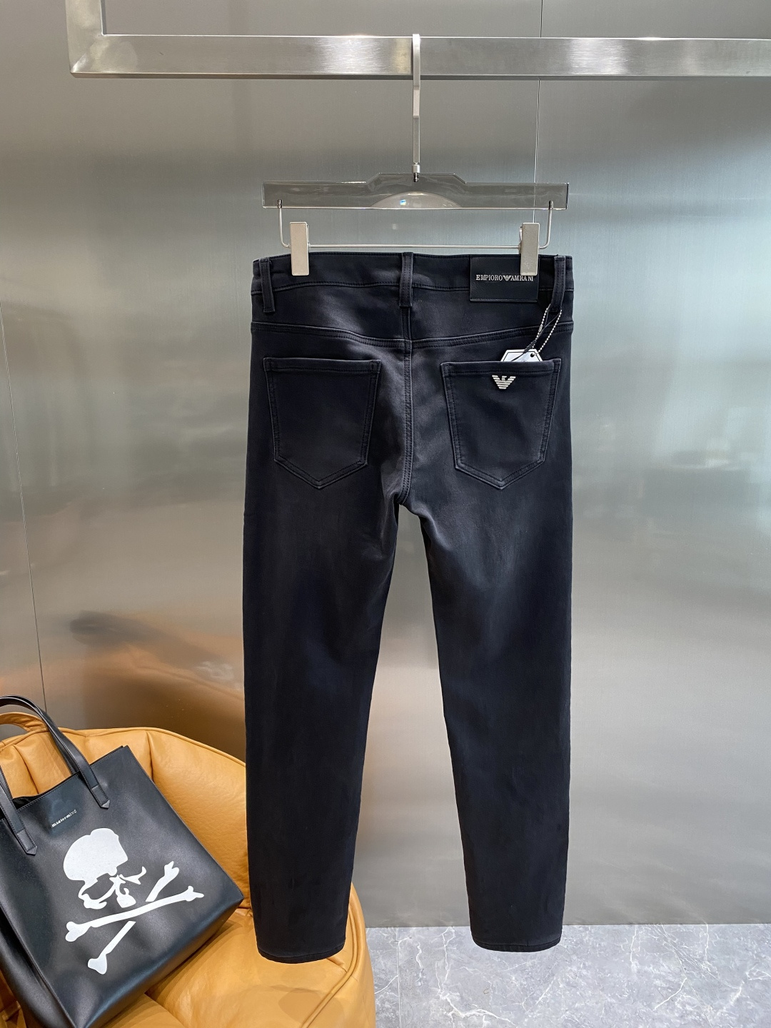 NO:524622,'Ama Family' 2025 counter new products, original jeans, original heavy industry creation, brand classic LOGO design, complete three standards!  Original hardware accessories. Customized denim fabrics for counters, completely suitable for counters. Welcome to try them on before purchasing them. Good goods are not afraid of comparison. The next day, jeans, alexander wang19860909《阿玛家》 2025专柜新品,原版牛仔裤 原版重工打造,品牌经典LOGO设计,三标齐全！原版五金辅料.专柜定制牛仔面料,完全对版专柜,欢迎专柜试穿后再购买,好货不怕比.码数29-36隔天,,jeans,alexander wang,Men's clothing