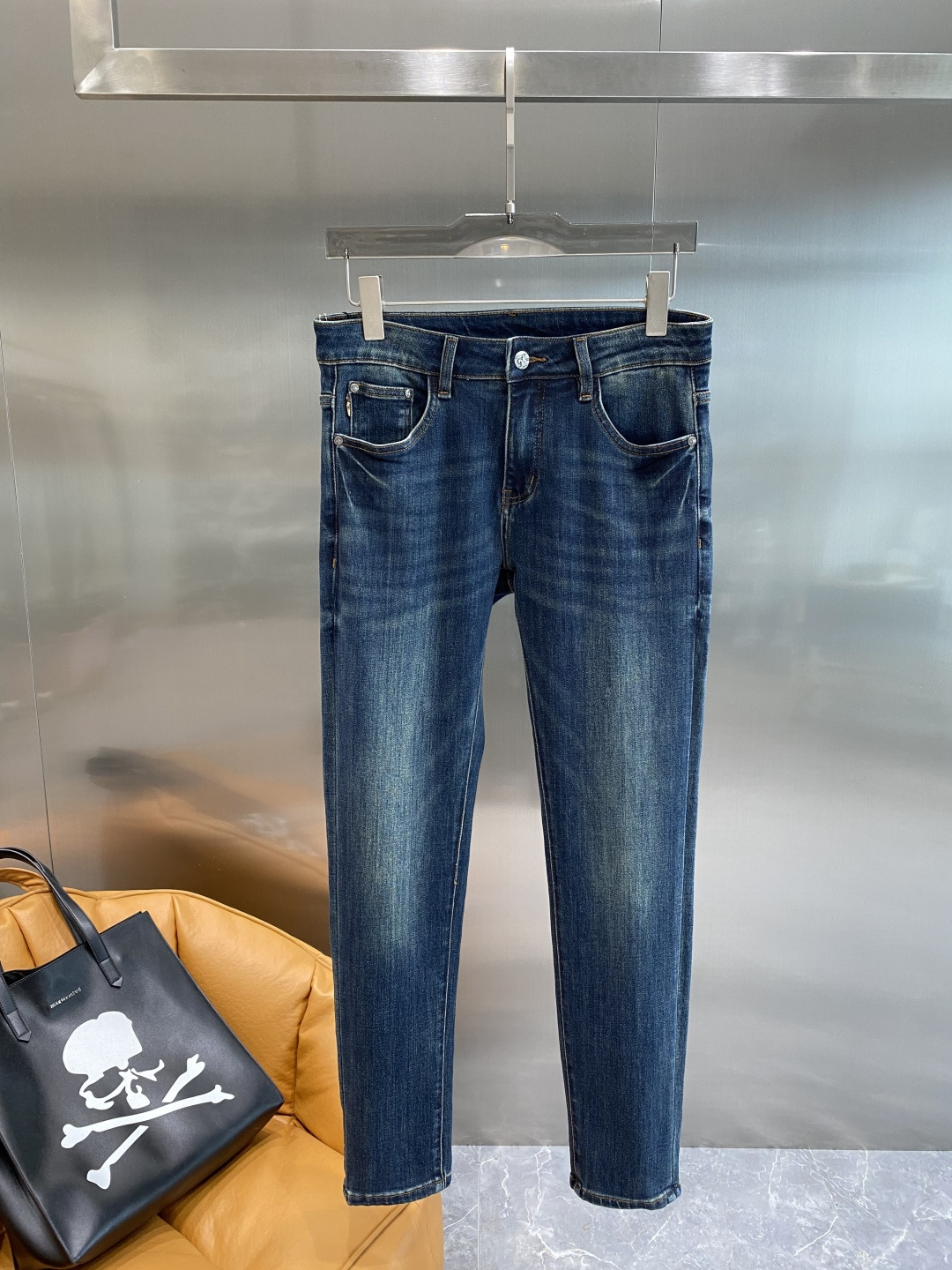 NO:524625,'Bajia' 2025 latest jeans are released simultaneously on the counter. Original custom reproduction. Customer-supplied hardware and accessories. Original quality. Imported fixed-color denim fabric. Heavy industry washing. Fine workmanship and excellent upper body!  Preferred single items: 29-36 next day, burberry, jeans, alexander wang19860909《巴家》 2025最新款牛仔裤 柜台同步发售 原版定制复刻 客供五金辅料 原单品质 进口固色牛仔面料 重工洗水 做工走线精细 上身绝佳！优选单品 码数29-36隔天,,burberry,jeans,alexander wang,Men's clothing