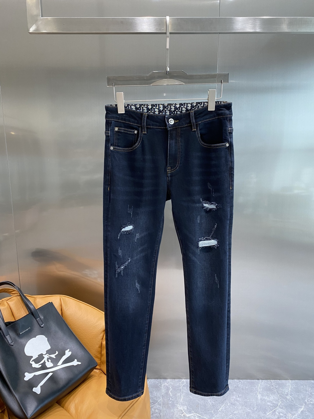NO:524628,'Dijia' 2025 latest jeans are released simultaneously on the counter. Original custom reproduction. Customer-supplied hardware and accessories. Original quality. Imported fixed-color denim fabric. Heavy industry washing. Fine workmanship and excellent upper body!  Preferred single items: 29-36 next day, dior, jeans, alexander wang19860909《迪家》 2025最新款牛仔裤 柜台同步发售 原版定制复刻 客供五金辅料 原单品质 进口固色牛仔面料 重工洗水 做工走线精细 上身绝佳！优选单品 码数29-36隔天,,dior,jeans,alexander wang,Men's clothing