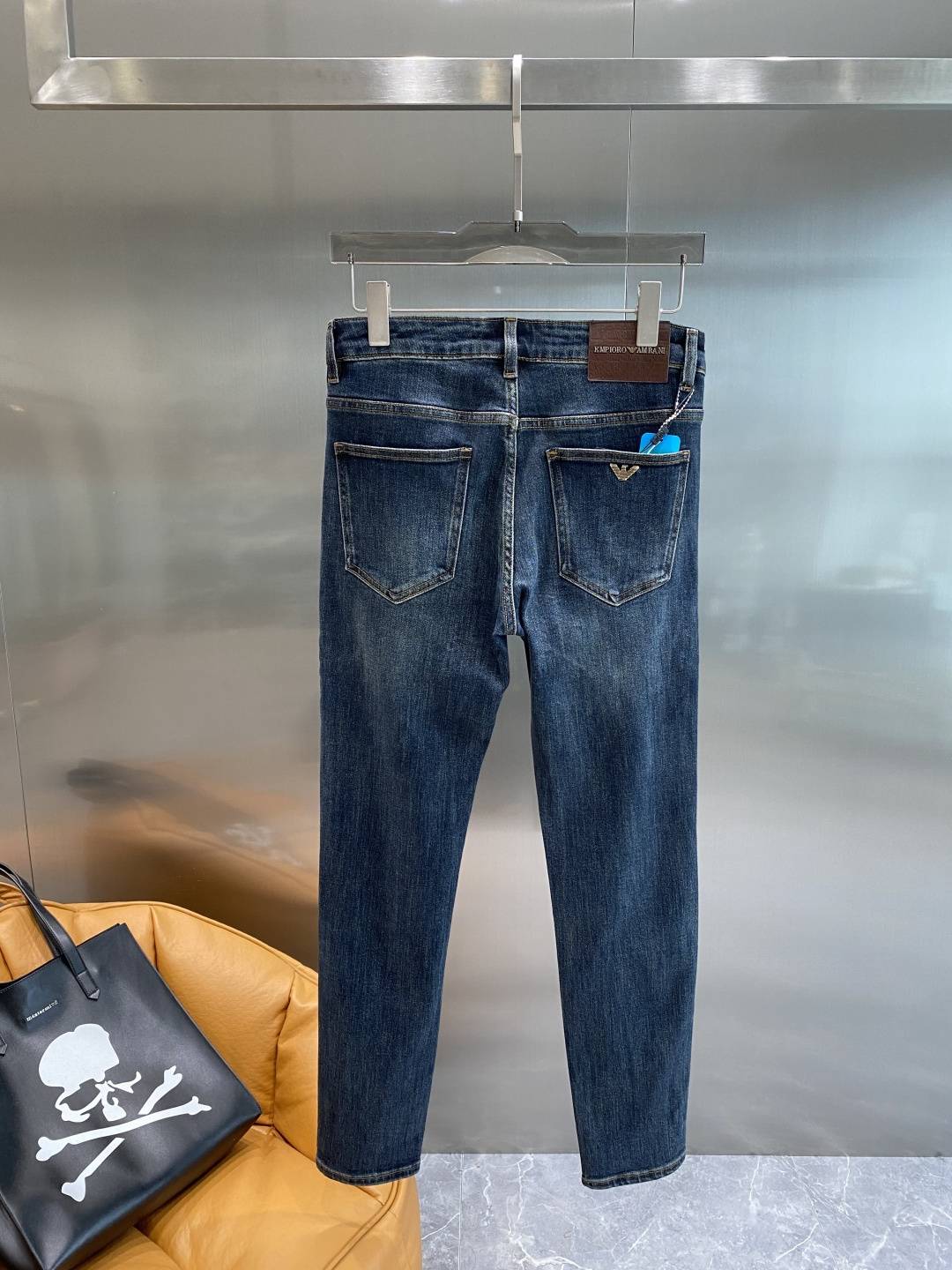 NO:524634,'Ama Family' 2025 latest jeans are released simultaneously on the counter. Original custom reproduction. Customer-supplied hardware and accessories. Original quality. Imported fixed-color denim fabric. Heavy industry washing. Fine workmanship and excellent upper body!  Preferred single items: 29-36 next day, jeans, alexander wang19860909《阿玛家》 2025最新款牛仔裤 柜台同步发售 原版定制复刻 客供五金辅料 原单品质 进口固色牛仔面料 重工洗水 做工走线精细 上身绝佳！优选单品 码数29-36隔天,,jeans,alexander wang,Men's clothing