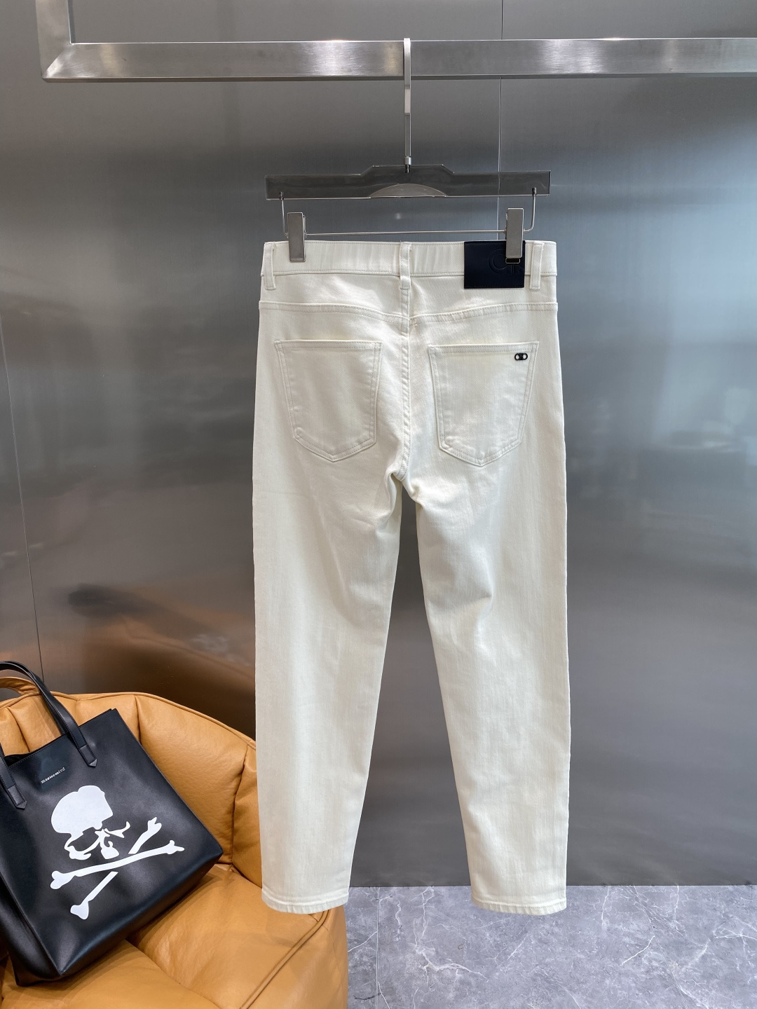 NO:524631,'Ferrague Home' 2025 autumn and winter new models are available in stock, original single hot jeans, super customized models, original hardware, super heavy industry technology, excellent version, impeccable details!  The style is not picky, it is very high-end, and the good products are not waiting for everyone. If you like it, hurry up and start, size 29-36 the next day, jeans, alexander wang19860909《菲拉格家》 2025秋冬新款现货上市,原单爆款牛仔裤 超级定制款,原版五金,超级重工工艺,版型超赞细节做工无可挑剔！款式不挑人,特别高档,好货不等人,看中赶紧下手,尺码29-36隔天,,jeans,alexander wang,Men's clothing