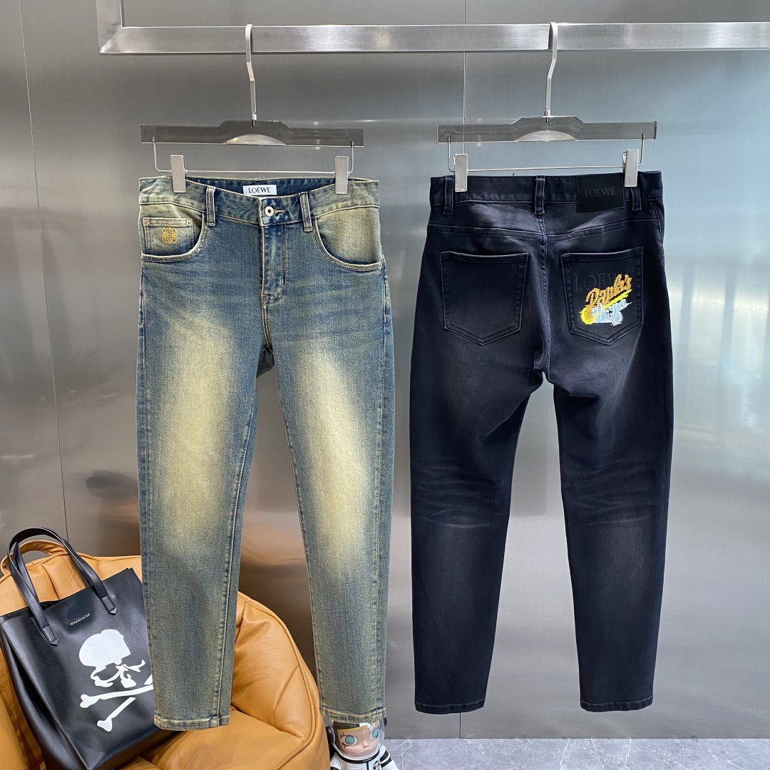 NO:525587,'Lo Yiwei' 2025 autumn and winter high-end fashion sense, super soft denim fabric, light-colored washing jeans. The fabric is very special, super fine imitation cotton yarn blend, super soft and comfortable. It has a casual, casual, relaxed and fashionable feeling. 29-36 the next day, loewe, jeans, alexander wang19860909《罗意威》 2025秋冬高级时装感,超柔牛仔面料 , 浅色洗水牛仔裤.面料很特殊,超细精仿棉纱混纺,超柔舒适感.具备牛仔随性感 ,休闲感 ,轻松感 ,时尚感.29-36隔天,,loewe,jeans,alexander wang,Men's clothing