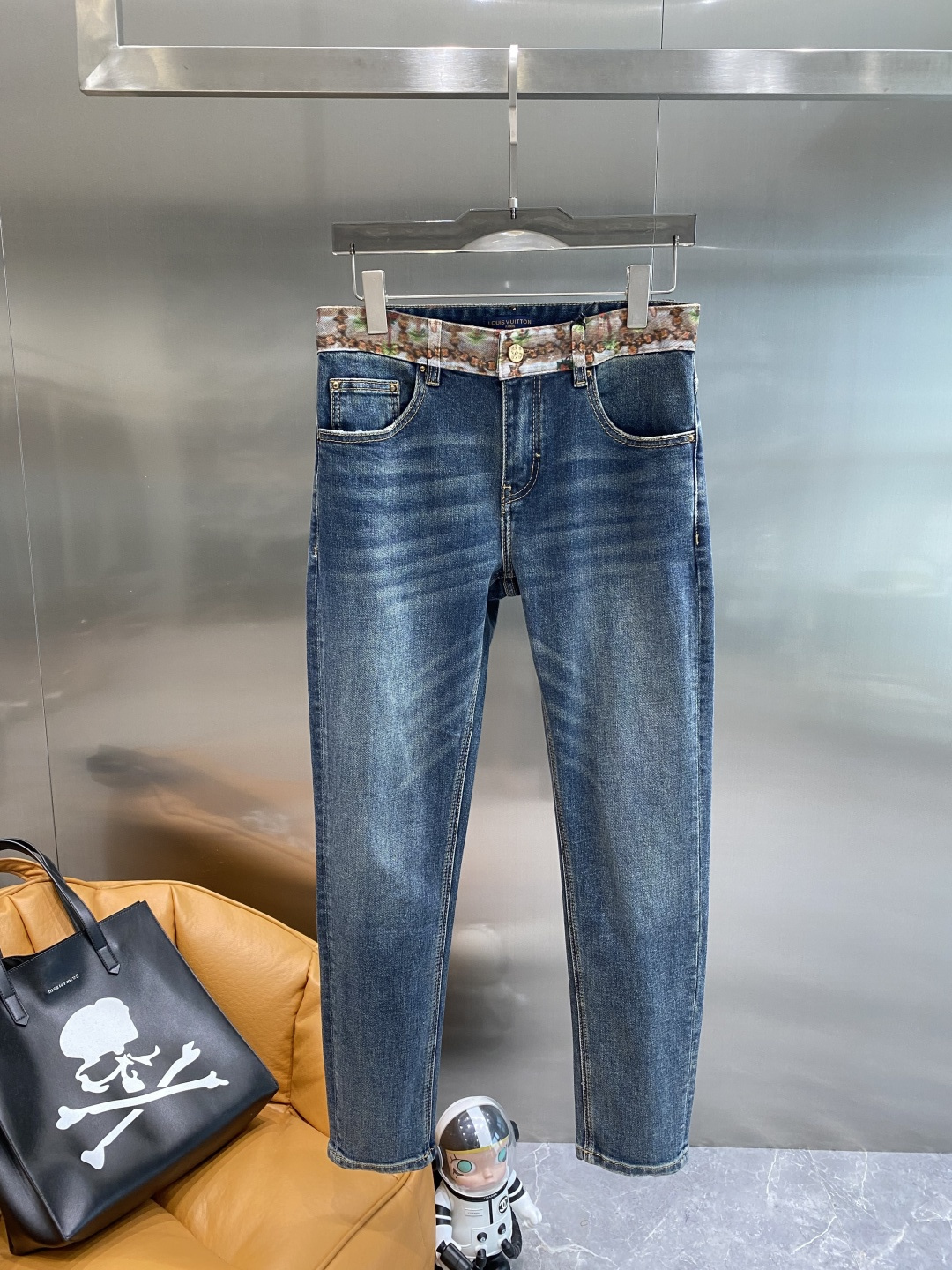 NO:525604,'LV' 2025 autumn and winter high-end fashion sense, super soft denim fabric, light-colored washing jeans. The fabric is very special, super fine imitation cotton yarn blend, super soft and comfortable. It has a casual, casual, relaxed and fashionable feeling. 29-36 the next day, louis vuitton, jeans, alexander wang19860909《LV》 2025秋冬高级时装感,超柔牛仔面料 , 浅色洗水牛仔裤.面料很特殊,超细精仿棉纱混纺,超柔舒适感.具备牛仔随性感 ,休闲感 ,轻松感 ,时尚感.29-36隔天,,louis vuitton,jeans,alexander wang,Men's clothing