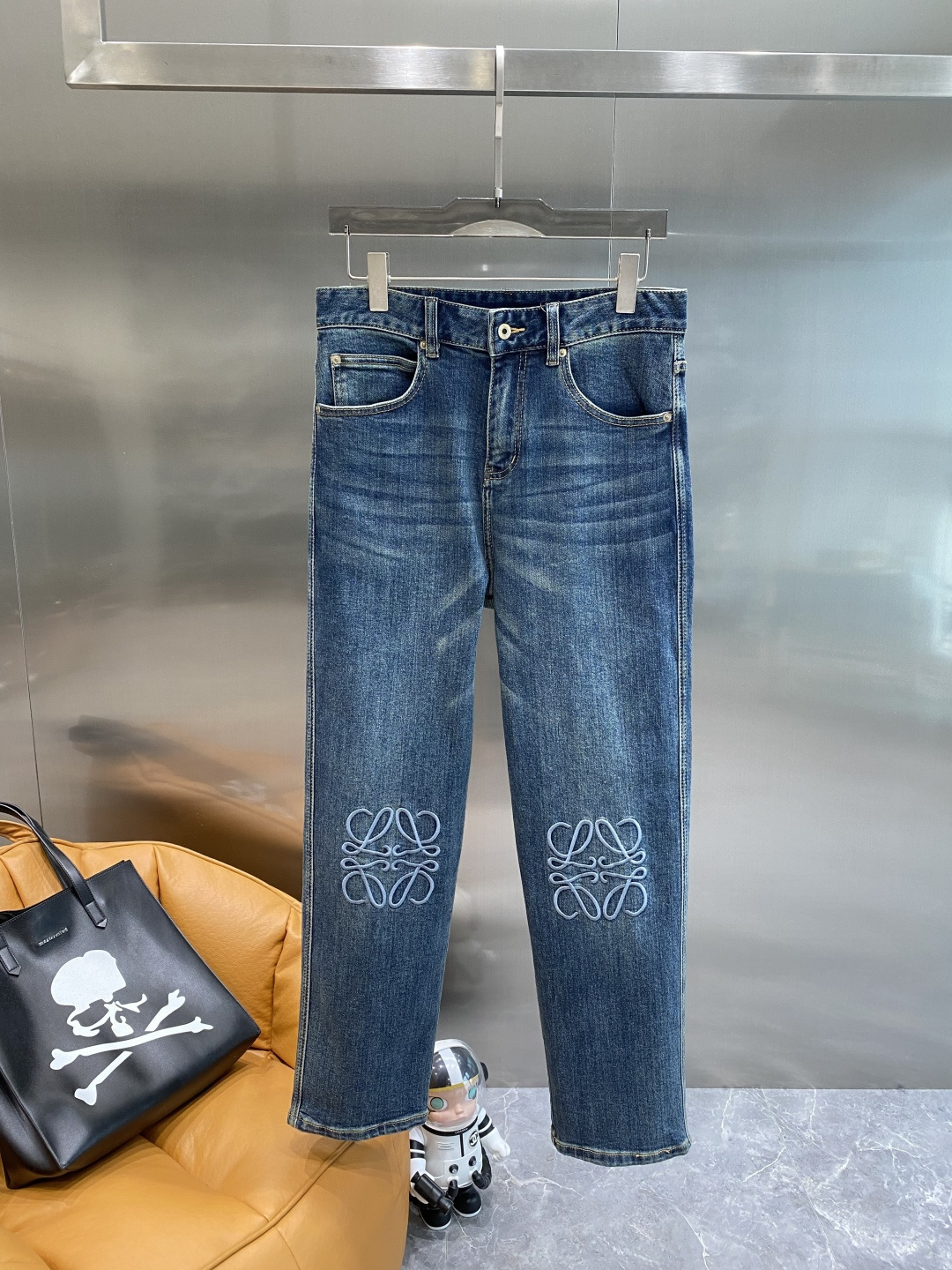 NO:525598,'Lo Yiwei' 25ss new jeans, wide-leg style, trendy frontline, hot-selling styles for counters, taste and value sharing, very comfortable to wear, low-key and luxurious, very classy when worn, no need to say much about the trouser style and cutting, the upper body is exquisite and vivid. The truly first-class quality is a truly palace-level casual pants, which produce the most famous tannin fabric, excellent quality, heavy washing makes the pants very soft, straight-footed style, not picky, the upper body is absolutely stylish, extremely luxurious!  Count 29-36 the next day, loewe, jeans, alexander wang19860909《罗意威》 25ss新品牛仔裤 阔腿版型 潮流前线 专柜热销款 品味与价值共享 身穿着非常舒适 低调不失奢华 穿出去非常有档次,裤型款式和裁剪亦无需多言 上身精致跃然.真正一等一顶级质料 真正殿堂级的休闲裤, 生产出最有名的单宁布 品质卓然 经过重水洗使得裤子很柔软 直脚的版型 不挑人 上身绝对的有型 极度奢华！码数29-36隔天,,loewe,jeans,alexander wang,Men's clothing