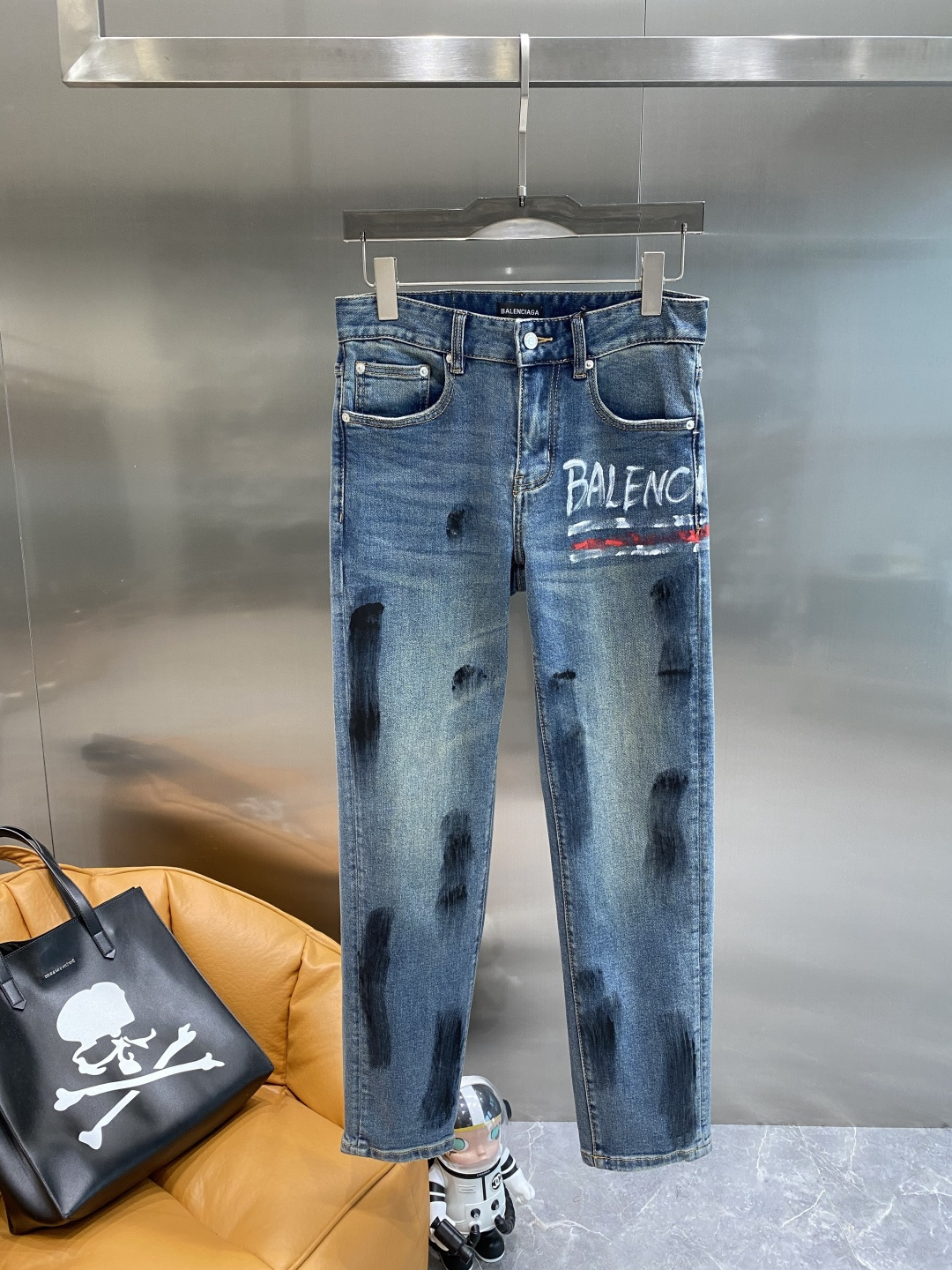 NO:525600,'Balenciaga' 2025 autumn and winter new casual work jeans Fashionable and casual casual style Micro-stretch fabric The fabric is comfortable and soft, breaking through the feel of conventional denim fabrics, not stuffy, and excellent comfort. It is free and versatile, and it does not deform for a long time. The upper body effect is excellent. The elegant and elegant tailoring, the design is constantly innovating, but it always maintains a noble and elegant style and taste, interpreting the charm of fashion, and the best fashion products. The counter number is 29-36 the next day,,balenciaga,jeans,alexander wang19860909《巴黎世家》 2025秋冬季新款休闲工装牛仔裤 时尚休闲 休闲版型 微弹力面料 面料舒适柔软,突破常规牛仔的面料手感,不闷热,舒适感极佳.随意百搭 久洗不变形 上身效果极佳.大方优雅的剪裁,设计不断创新却始终保持着高贵优雅的风格和品位 演绎时尚魅惑 时尚休闲佳品 专柜码数29-36隔天,,balenciaga,jeans,alexander wang,Men's clothing