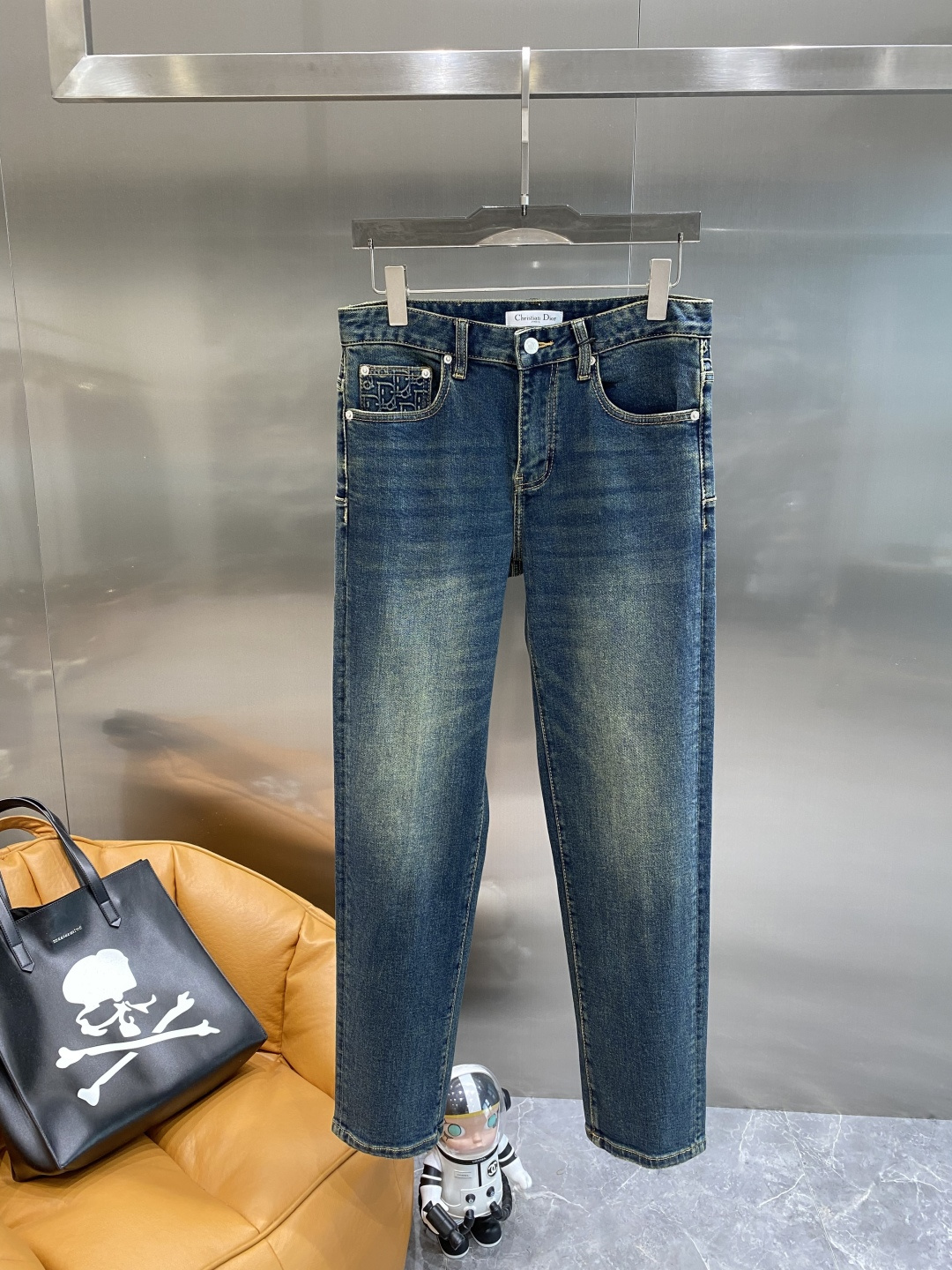 NO:525602,'Dio' 2025 autumn and winter new casual work jeans Fashionable and casual casual style Micro-stretch fabric The fabric is comfortable and soft, breaking through the feel of conventional denim fabrics, not stuffy, and has excellent comfort. It is free and versatile, and it does not deform for a long time. The upper body effect is excellent. The elegant and elegant tailoring, the design is constantly innovating, but it always maintains a noble and elegant style and taste, interpreting the charm of fashion, and the best fashion products. Counter codes are 29-36 the next day,,dior,jeans,alexander wang19860909《迪奥》 2025秋冬季新款休闲工装牛仔裤 时尚休闲 休闲版型 微弹力面料 面料舒适柔软,突破常规牛仔的面料手感,不闷热,舒适感极佳.随意百搭 久洗不变形 上身效果极佳.大方优雅的剪裁,设计不断创新却始终保持着高贵优雅的风格和品位 演绎时尚魅惑 时尚休闲佳品 专柜码数29-36隔天,,dior,jeans,alexander wang,Men's clothing