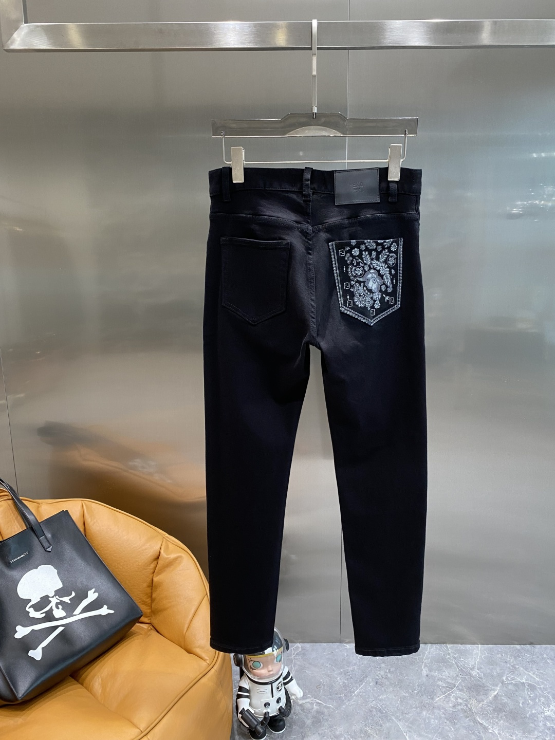 NO:525596,'Fendi' 2025's latest jeans in early autumn are released simultaneously on the counter. Original custom reproduction. Customer-supplied hardware and accessories. Original quality. Imported fixed-color denim fabric. Heavy industry washing. Fine workmanship and excellent upper body!  Selected single items, three-standard complete code number 29-36 the next day, fendi, jeans, alexander wang19860909《芬迪》 2025早秋最新款牛仔裤 柜台同步发售 原版定制复刻 客供五金辅料 原单品质 进口固色牛仔面料 重工洗水 做工走线精细 上身绝佳！优选单品 三标齐全码数29-36隔天,,fendi,jeans,alexander wang,Men's clothing