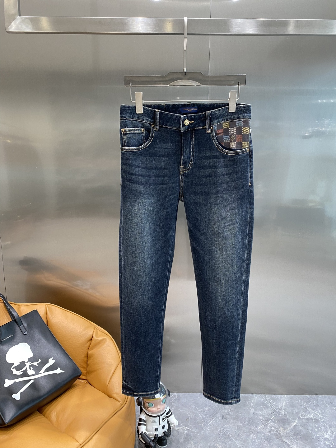 NO:525594,'LV' The latest jeans in early autumn 2025 are released simultaneously on the counter. Original custom reproduction. Customer-supplied hardware and accessories. Original quality. Imported fixed-color denim fabric. Heavy industry washing. Fine workmanship and excellent upper body!  Selected single items, three-standard complete code number 29-36 the next day, louis vuitton, jeans, alexander wang19860909《LV》 2025早秋最新款牛仔裤 柜台同步发售 原版定制复刻 客供五金辅料 原单品质 进口固色牛仔面料 重工洗水 做工走线精细 上身绝佳！优选单品 三标齐全码数29-36隔天,,louis vuitton,jeans,alexander wang,Men's clothing