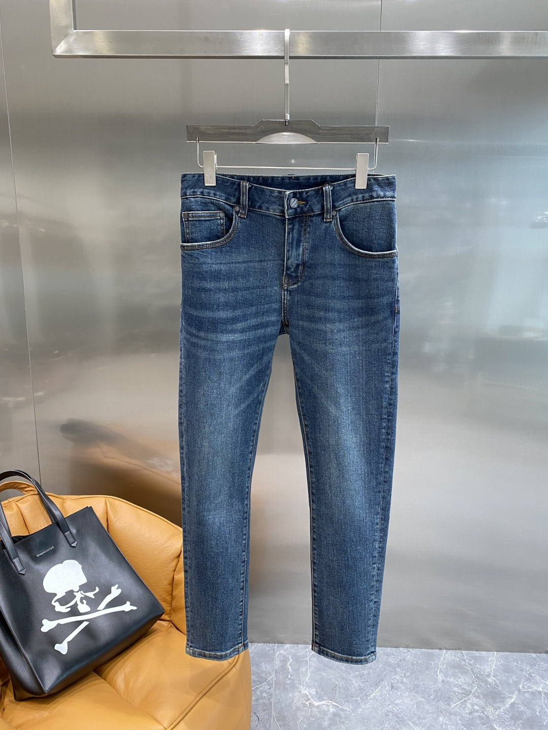 NO:525592,'Jenia' The latest jeans in early autumn 2025 are released simultaneously on the counter. Original custom reproduction. Customer-supplied hardware and accessories. Original quality. Imported fixed-color denim fabric. Heavy industry washing. Fine workmanship and excellent upper body!  Selected single items, three-standard complete code number 29-36 the next day, zegna, jeans, alexander wang19860909《杰尼亚》 2025早秋最新款牛仔裤 柜台同步发售 原版定制复刻 客供五金辅料 原单品质 进口固色牛仔面料 重工洗水 做工走线精细 上身绝佳！优选单品 三标齐全码数29-36隔天,,zegna,jeans,alexander wang,Men's clothing