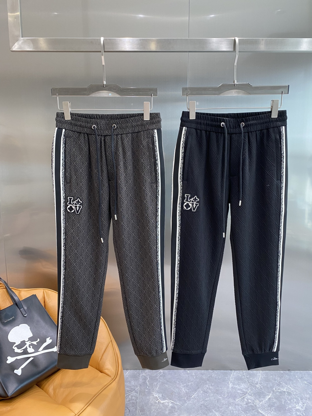 NO:525608,'Donkey Family' 2025 autumn and winter new casual pants!  The official website is released simultaneously. The brand's classic LOGO casual pants, customized fabric, excellent comfort, strong hand touch. Extremely recognizable, perfect quality craftsmanship. Size 29-36 the next day, louis vuitton, louis vuitton, alexander wang19860909《驴家》 2025秋冬新款休闲裤！官网同步发售.品牌经典LOGO休闲裤 ,定制面料,舒适度极好,手触感强烈.辨识度极高,完美品相工艺. 尺码29-36隔天,,louis vuitton,louis vuitton,alexander wang,Men's clothing