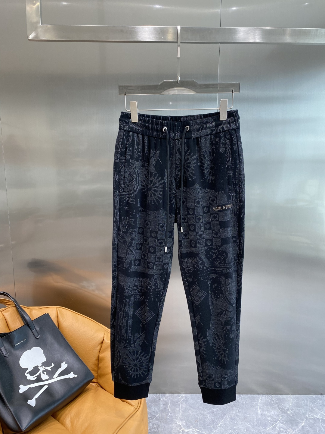 NO:525611,'Wallon Home' 2025 autumn and winter new casual pants!  The official website is released simultaneously. The brand's classic LOGO casual pants, customized fabric, excellent comfort, strong hand touch. Very high recognition, perfect quality craftsmanship. Size 29-36 the next day, valentino, alexander wang19860909《华伦家》 2025秋冬新款休闲裤！官网同步发售.品牌经典LOGO休闲裤 ,定制面料,舒适度极好,手触感强烈.辨识度极高,完美品相工艺. 尺码29-36隔天,,valentino,alexander wang,Men's clothing